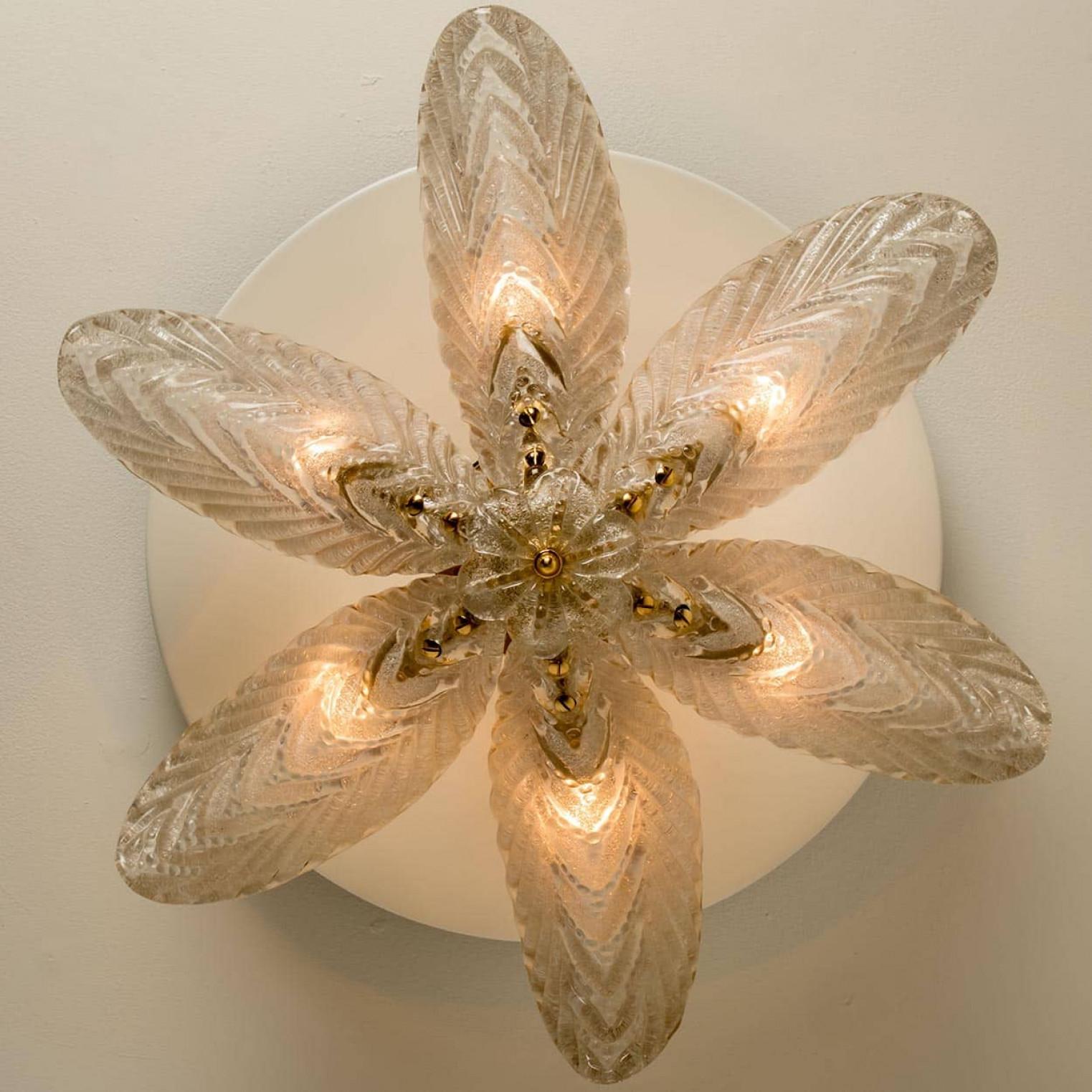 Bellissimo lampadario a foglie in vetro e ottone, anni '60 in vendita 4