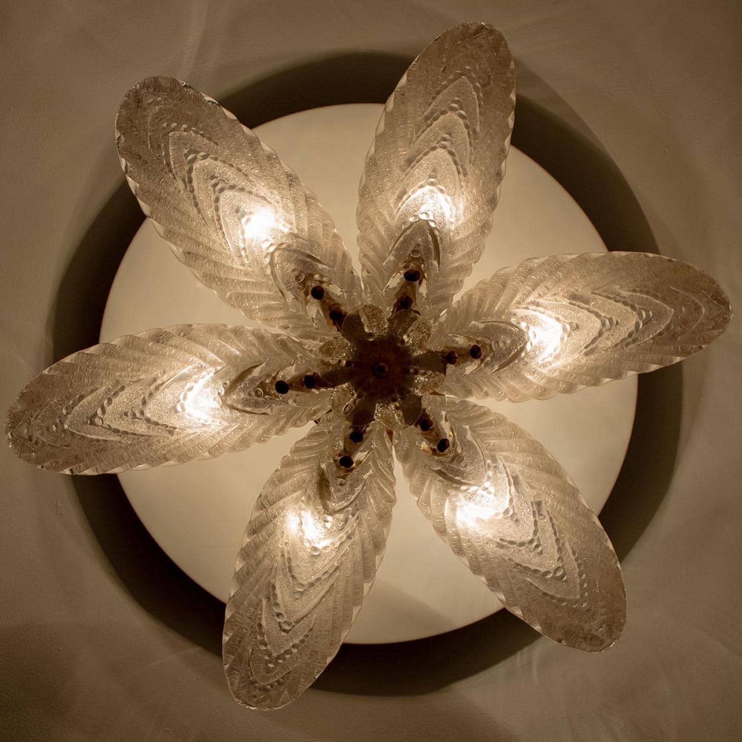 Preciosa araña de cristal y hojas de latón, años 60 en venta 7