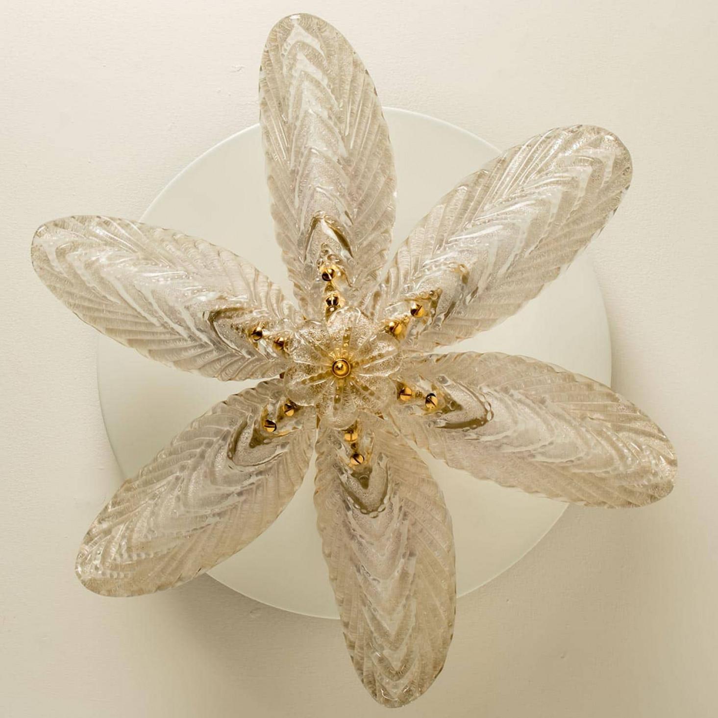 Preciosa y elegante araña de cristal soplado a mano al estilo de Barovier. Fabricado en torno a la década de 1960.

Esta luminaria consta de seis hojas de cristal sopladas a mano. Montado en un marco de latón. Las hojas refractan la luz
