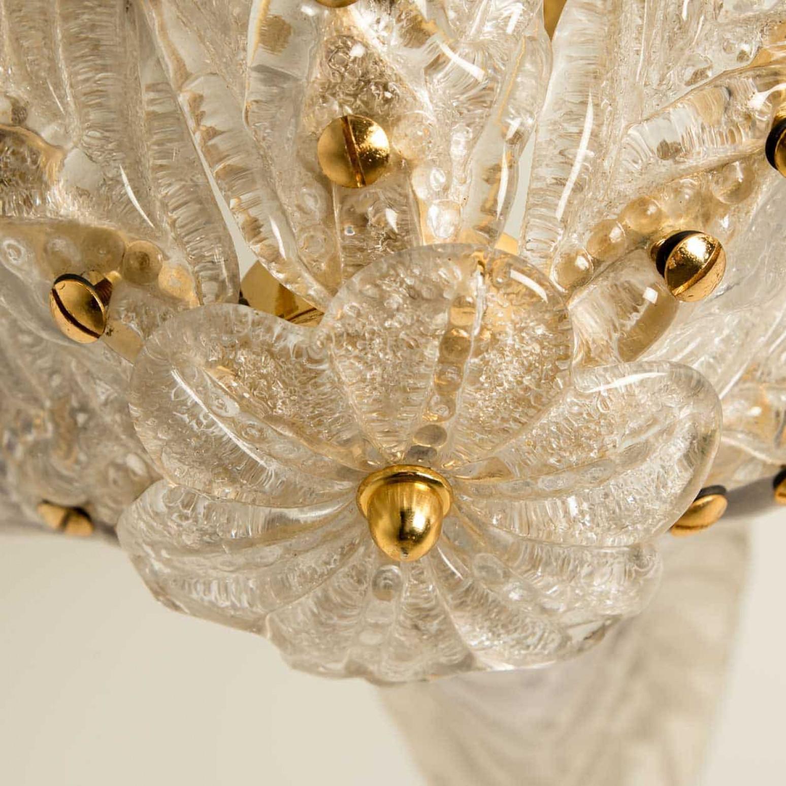 Preciosa araña de cristal y hojas de latón, años 60 Moderno de mediados de siglo en venta