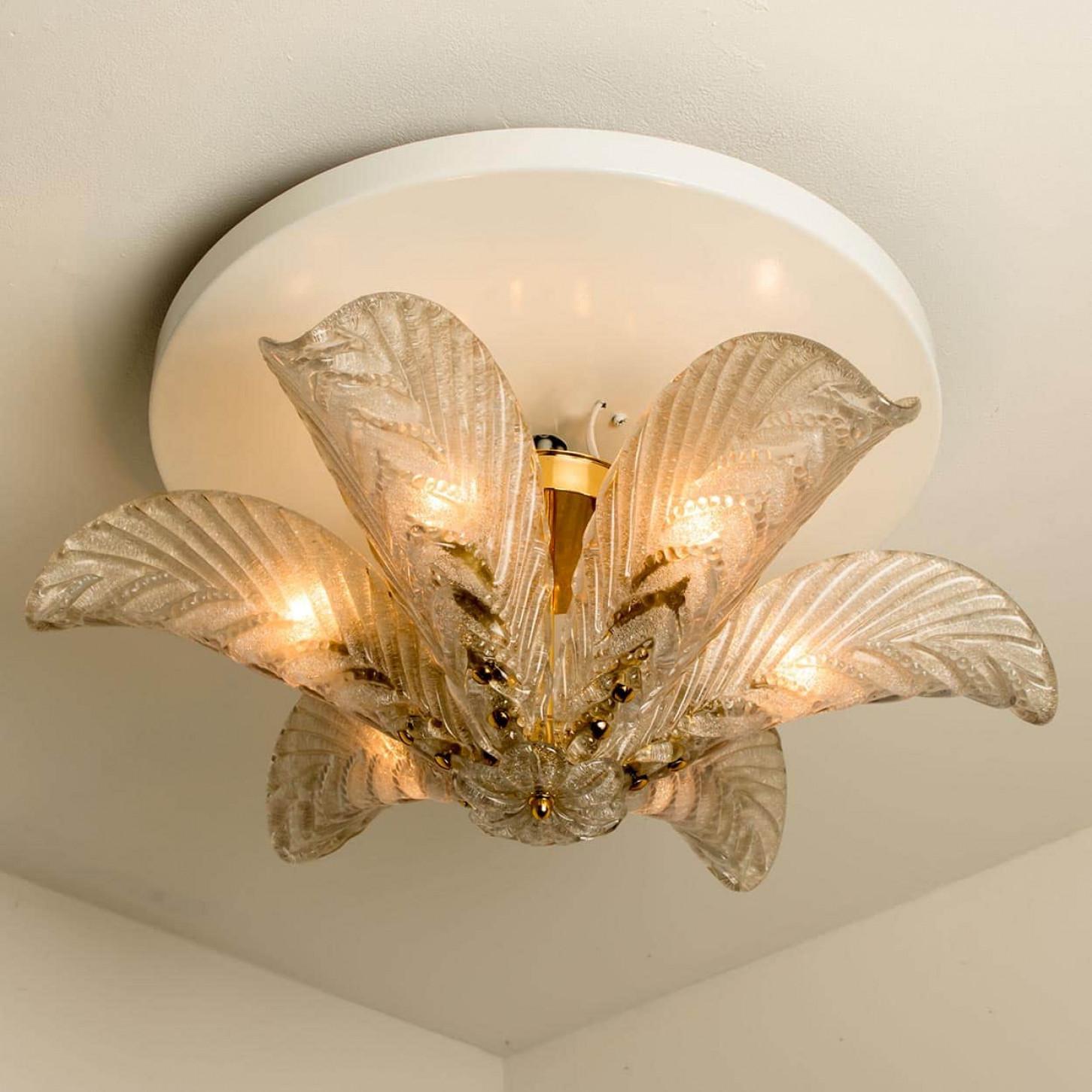 Italiano Bellissimo lampadario a foglie in vetro e ottone, anni '60 in vendita
