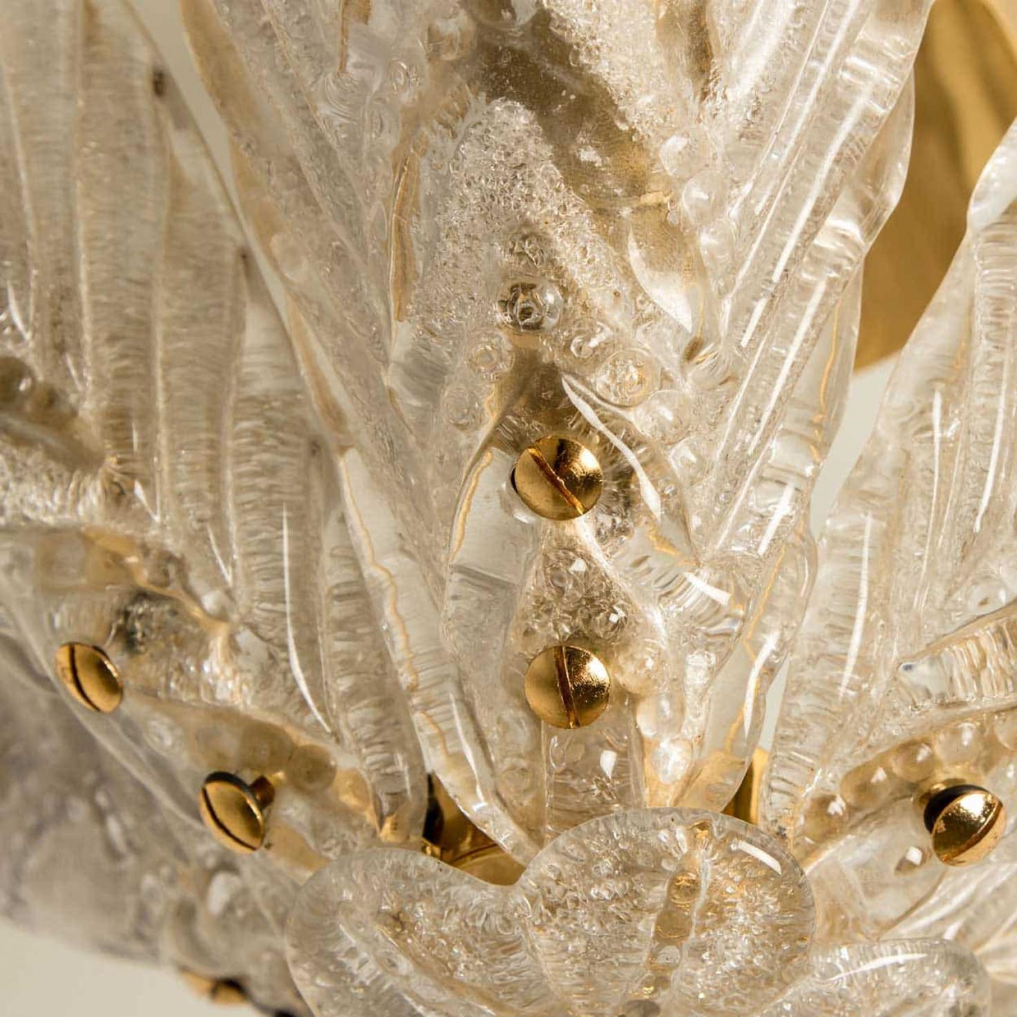 Preciosa araña de cristal y hojas de latón, años 60 Otro en venta