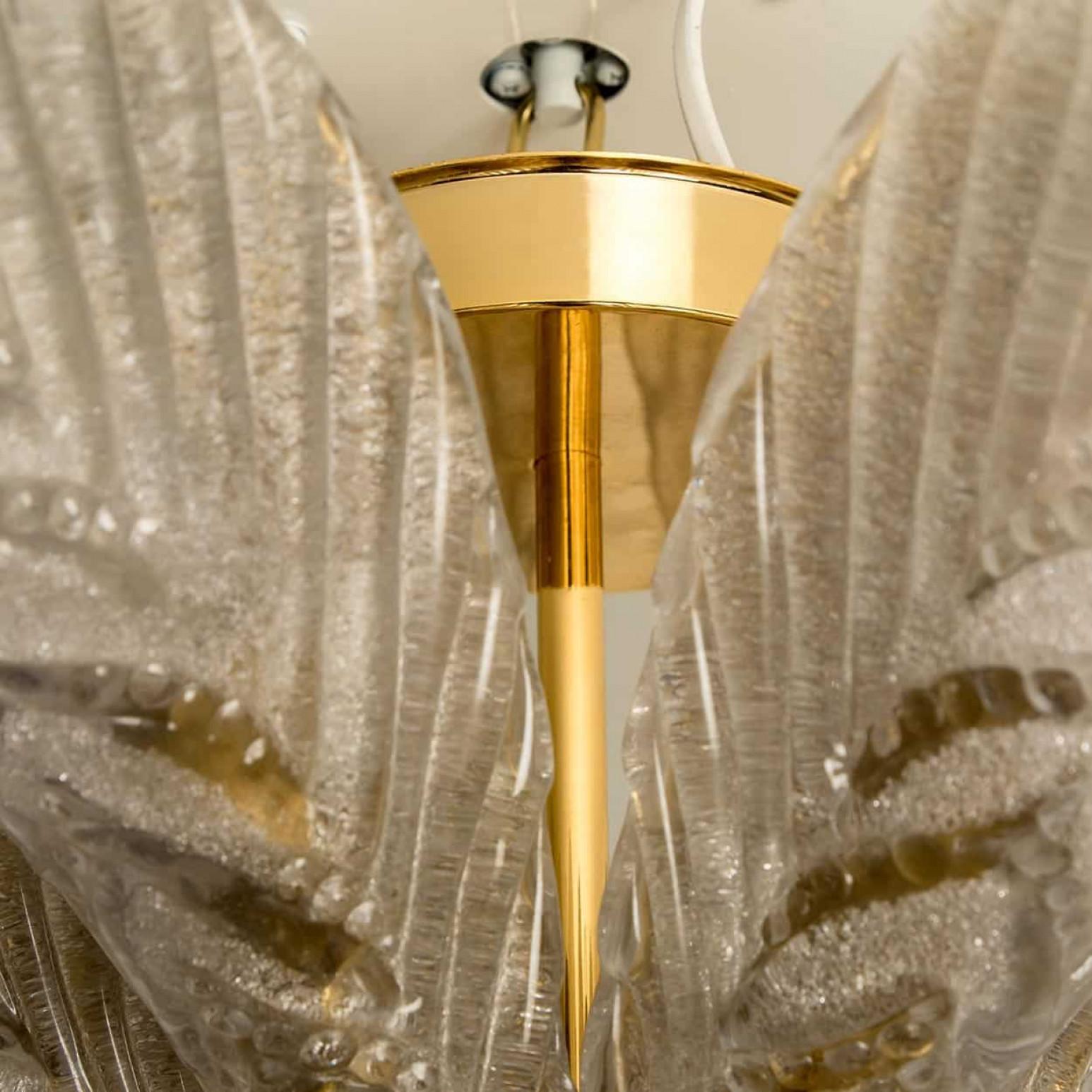 Metà XX secolo Bellissimo lampadario a foglie in vetro e ottone, anni '60 in vendita