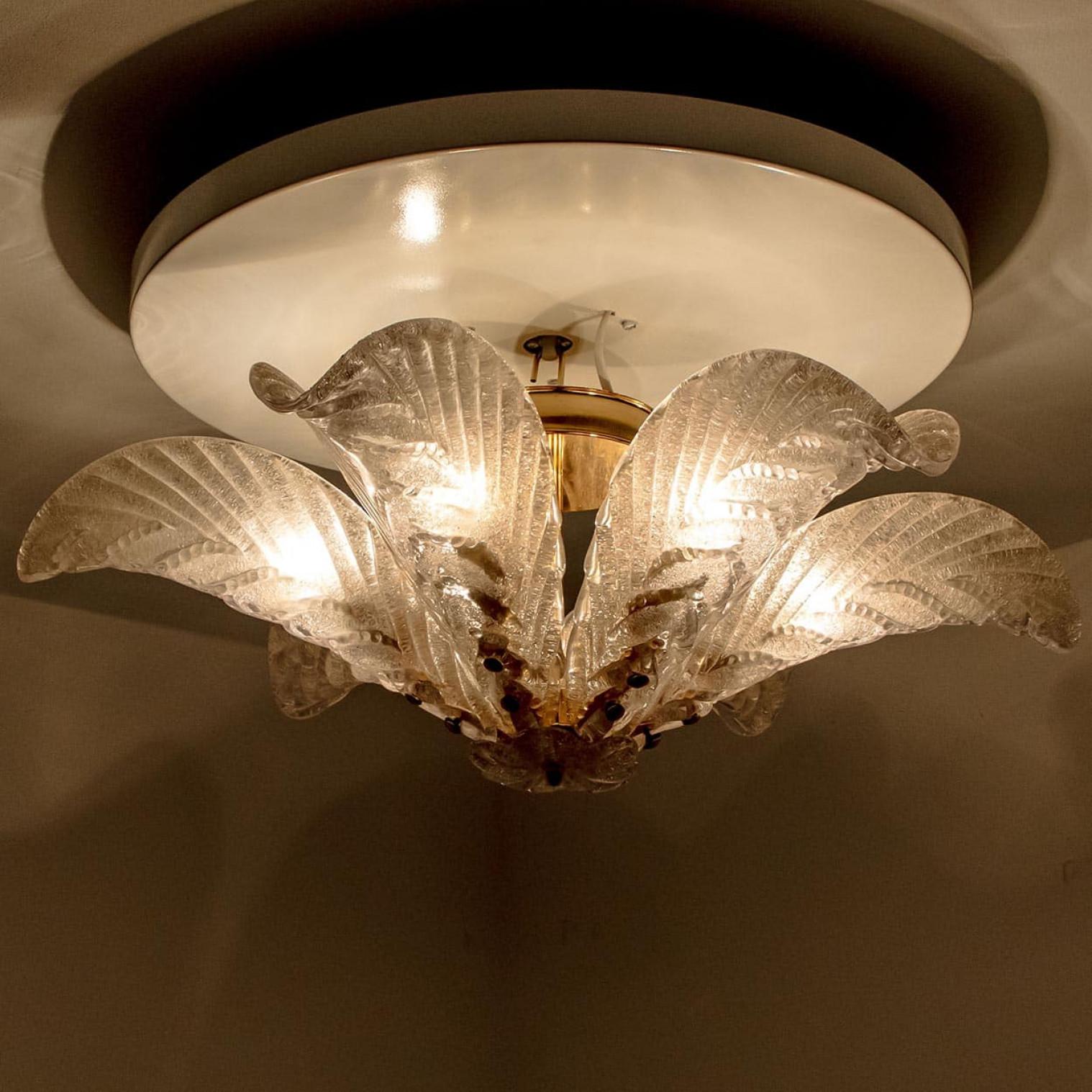 Preciosa araña de cristal y hojas de latón, años 60 Latón en venta