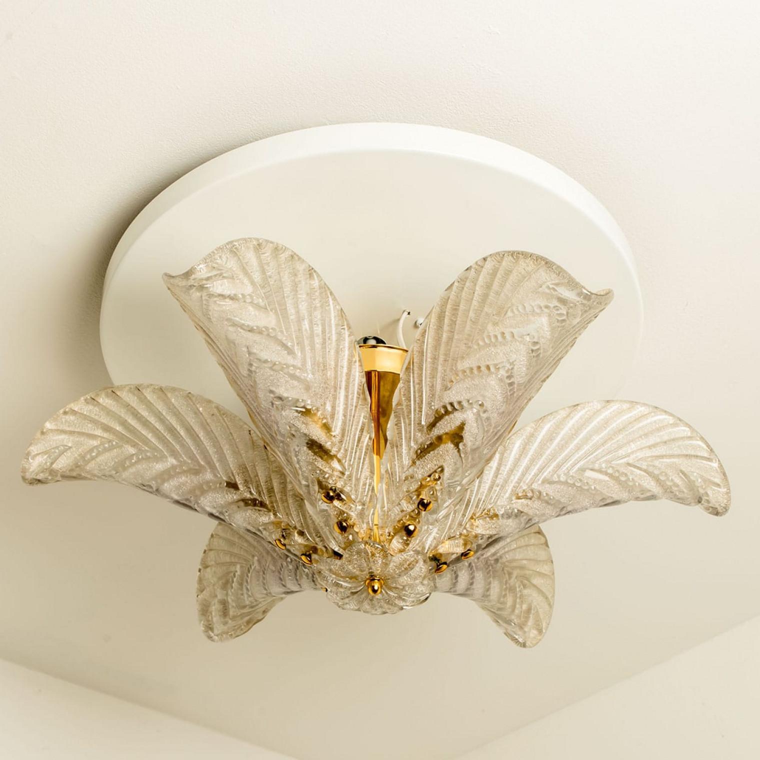 Preciosa araña de cristal y hojas de latón, años 60 en venta 1