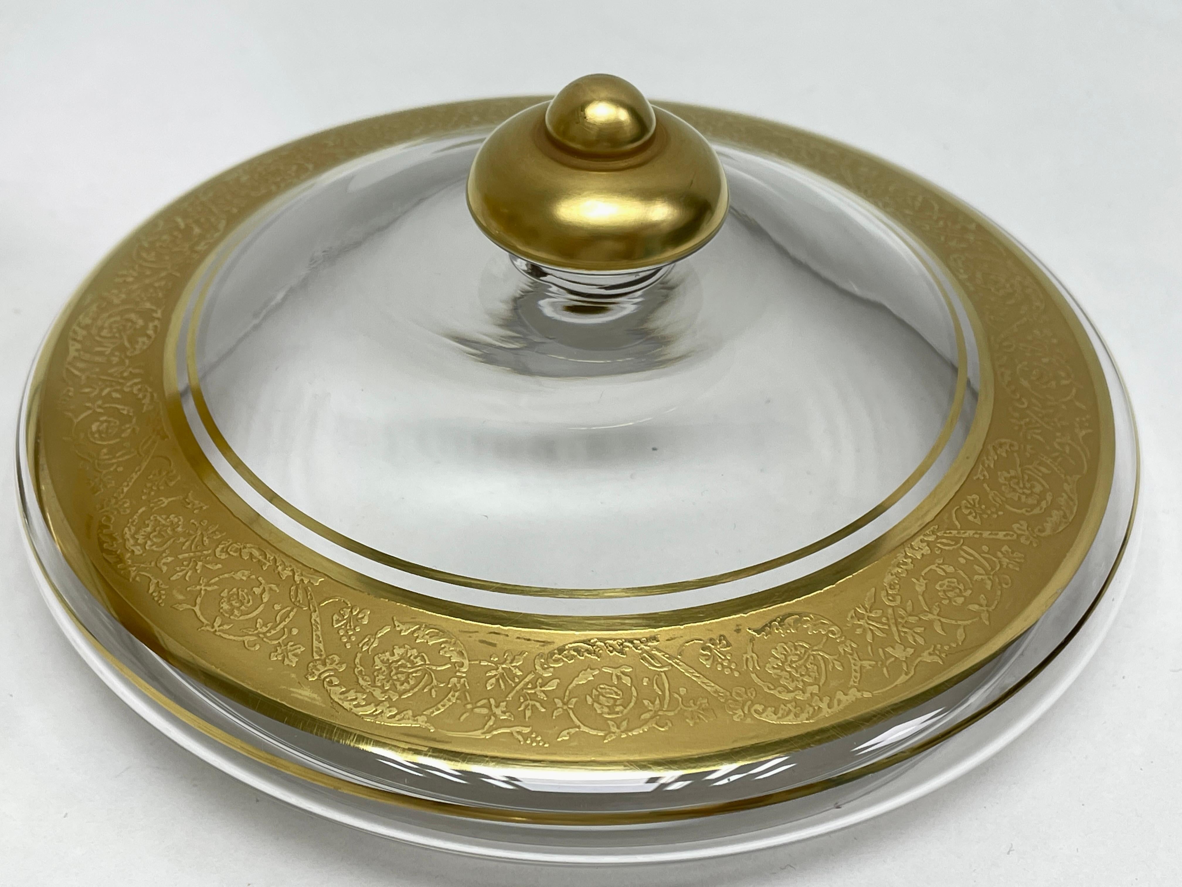 Precioso cuenco de cristal, cuenco para dulces o tartas con borde de oro de 24 quilates, Moser Glass Carlsbad Vidrio en venta
