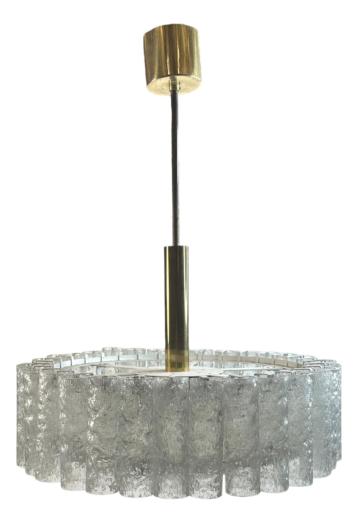 Magnifique lampe suspendue en tube de verre fabriquée par Doria Leuchten, Allemagne. Il est en très bon état et nécessite six ampoules candélabres européennes E14 / 110 volts, chaque ampoule pouvant atteindre 40 watts. Trouvé dans une vente de
