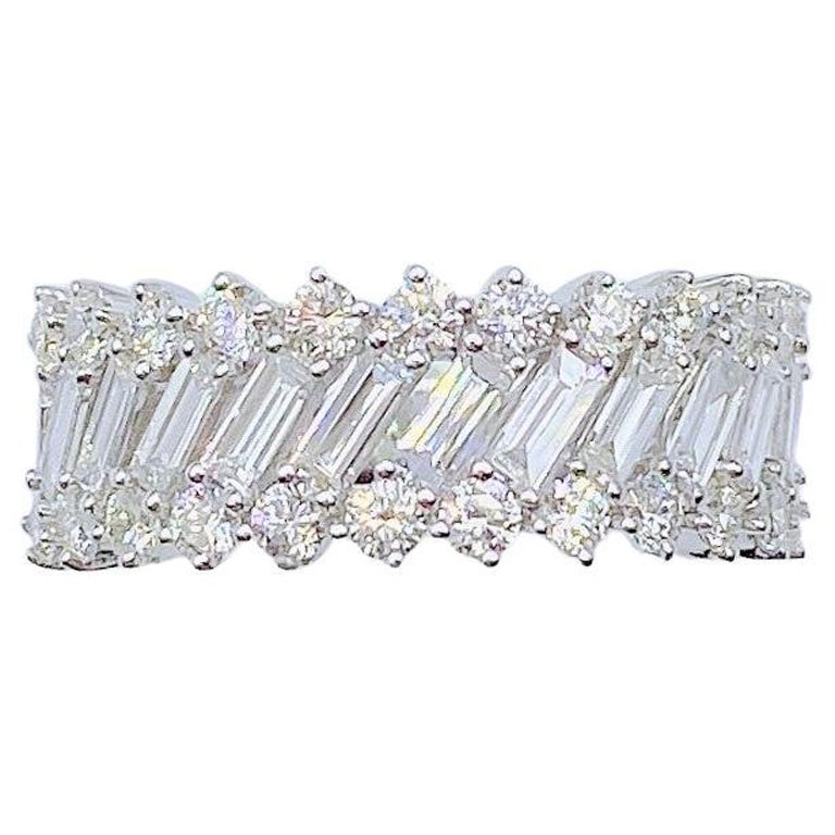 NWT 9, 289 Glittering 18KT Gold Magnificent 1.50Ct Baguette Cut Diamond Ring Band For Sale
