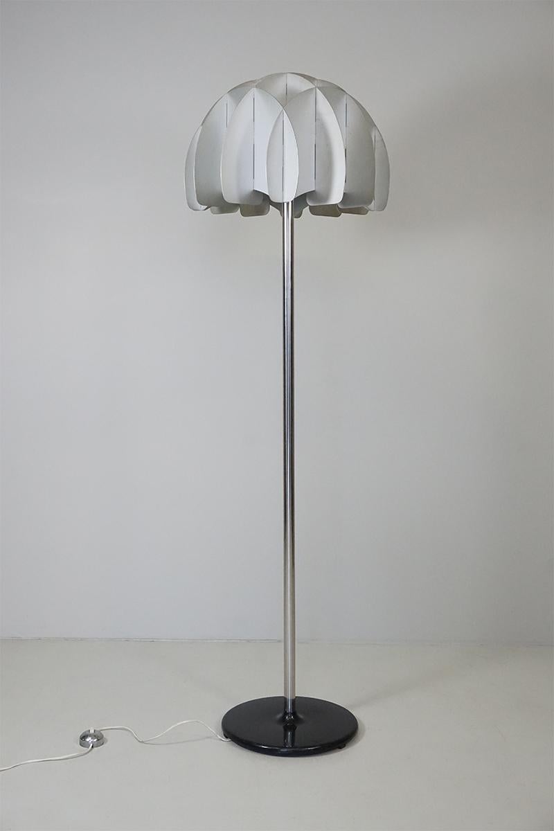 Lampadaire 
métal chromé, support métal laqué noir, aluminium
Dimensions : H 167cm, ø 51 cm 
Design/One : Reggiani, 1965 
Cachet 