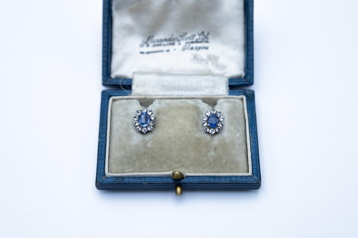 Taille ovale Belles boucles d'oreilles en or et argent avec saphirs bleus et blancs, 1890. en vente