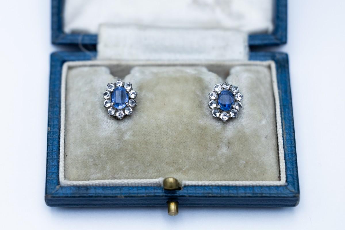 Belles boucles d'oreilles en or et argent avec saphirs bleus et blancs, 1890. Bon état - En vente à Chorzów, PL