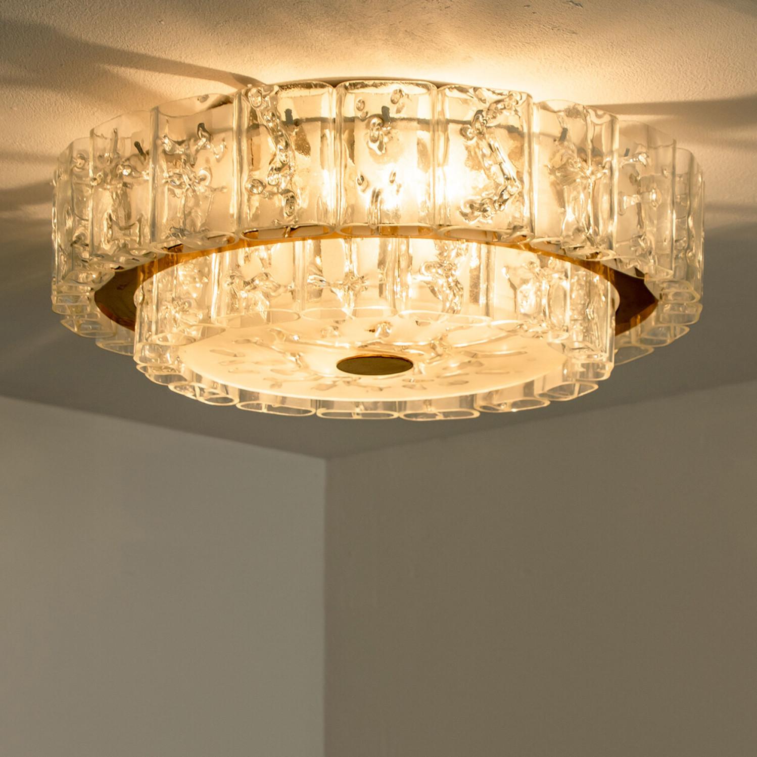 Allemand Magnifique lampe de chasse en verre clair doré et laiton par Doria Leuchten, années 1960 en vente