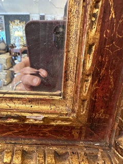Bellissimo specchio da parete italiano intagliato, con foglia d’oro e fondo rosso