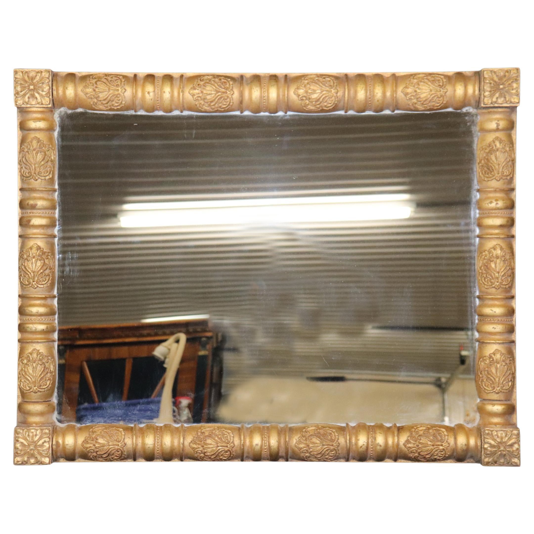Splendido specchio da parete intagliato e dorato di Interiors Inc