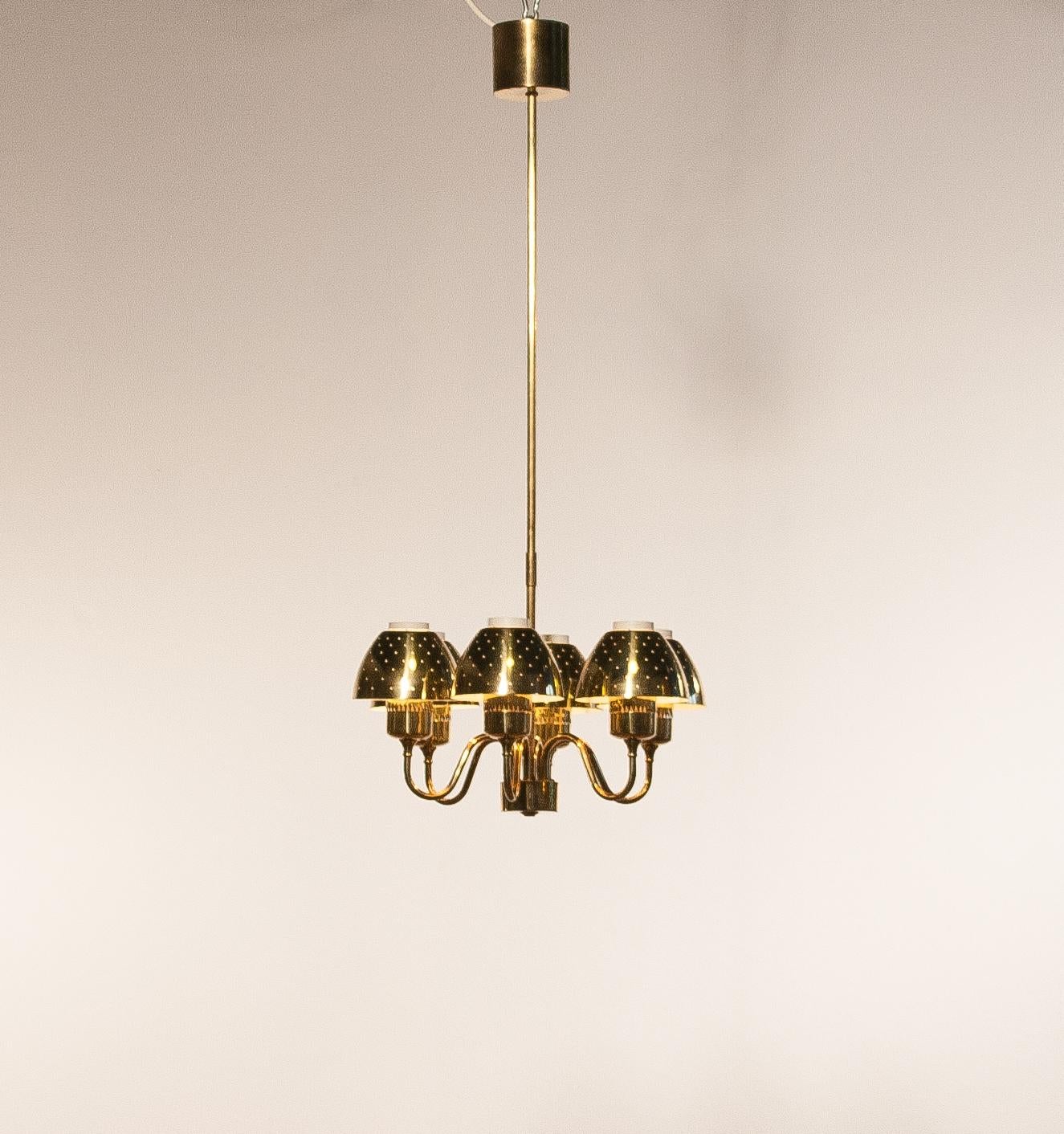 Beautiful chandelier in excellent condition.
Designed by Hans-Agne Jakobsson.
Manufactured by Markaryd.
Period 1960-1969.
The dimensions are H 80cm, ø 40cm.
 