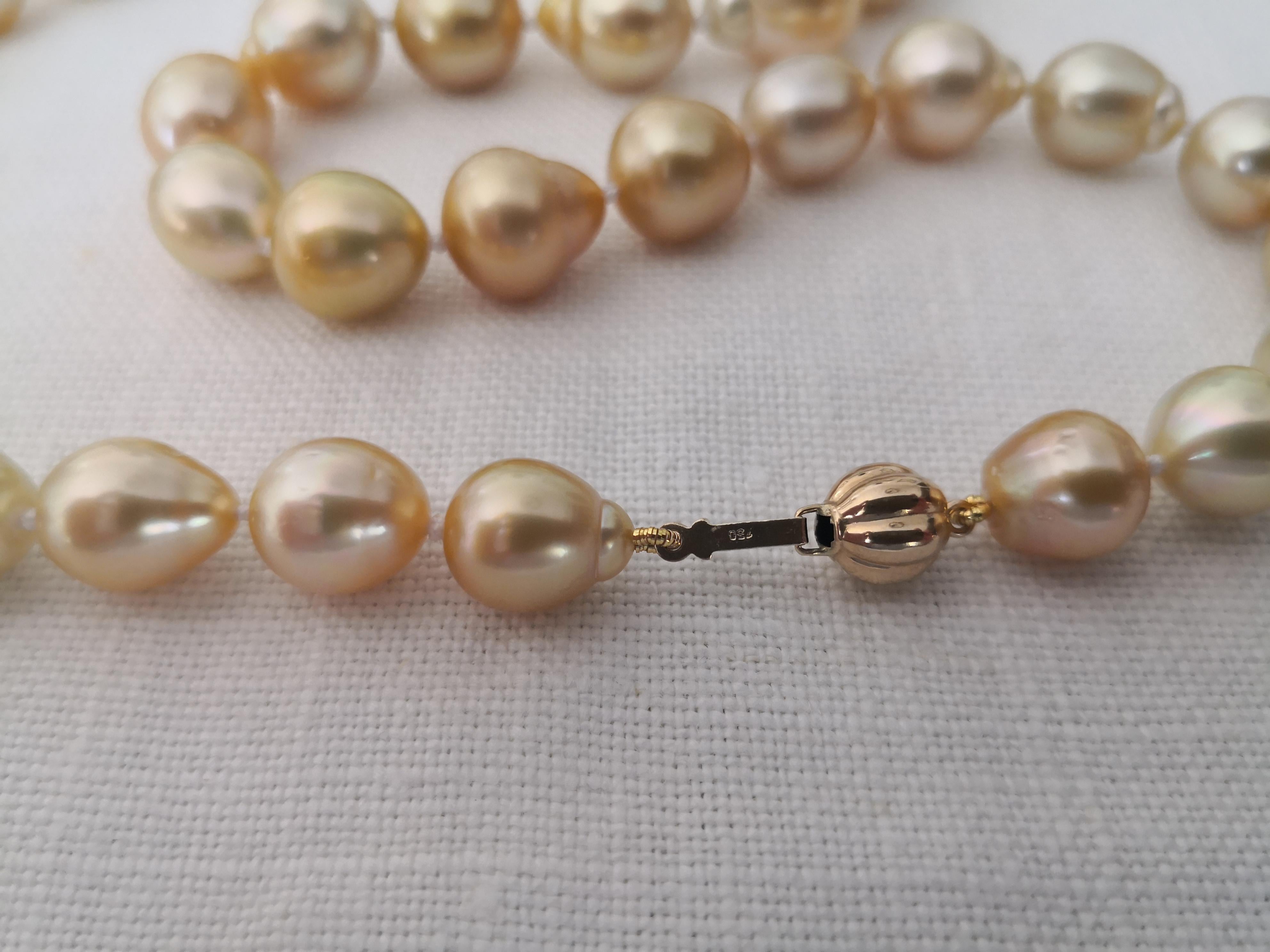 Contemporary Beautiful Golden South Sea Pearl Necklace 18 Karat Gold For Sale