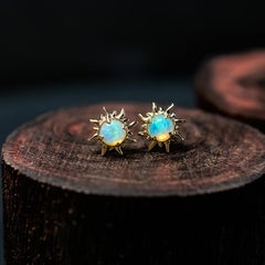 Magnifiques clous d'oreilles en or jaune 14k avec opale australienne en forme de soleil doré