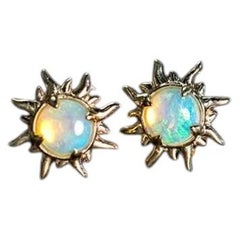Magnifiques clous d'oreilles en or jaune 14k avec opale australienne en forme de soleil doré