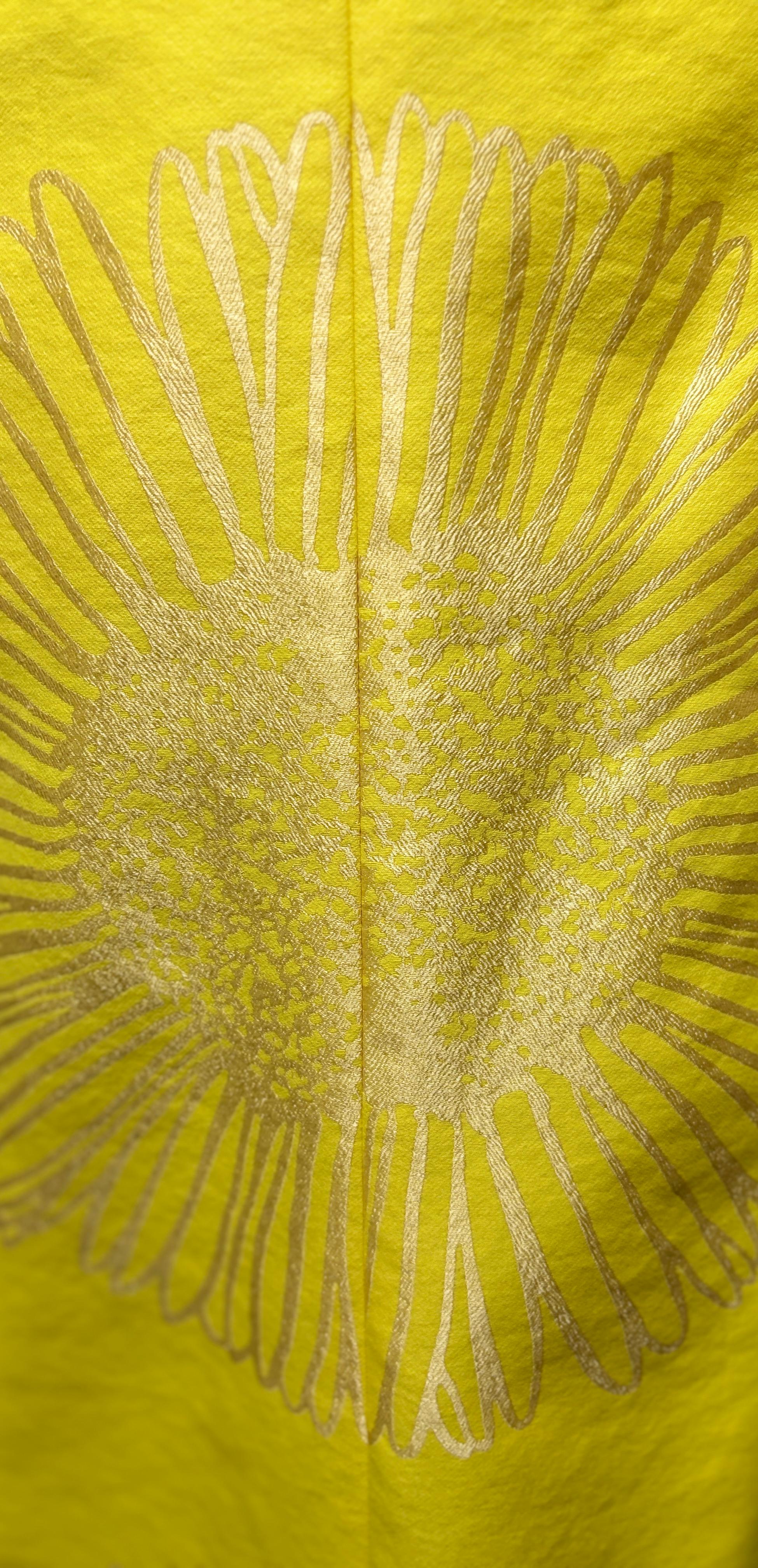 Maxi Vestido de Manga Corta en V y Línea A de Algodón Amarillo Limón y Dorado Sunny en venta 4