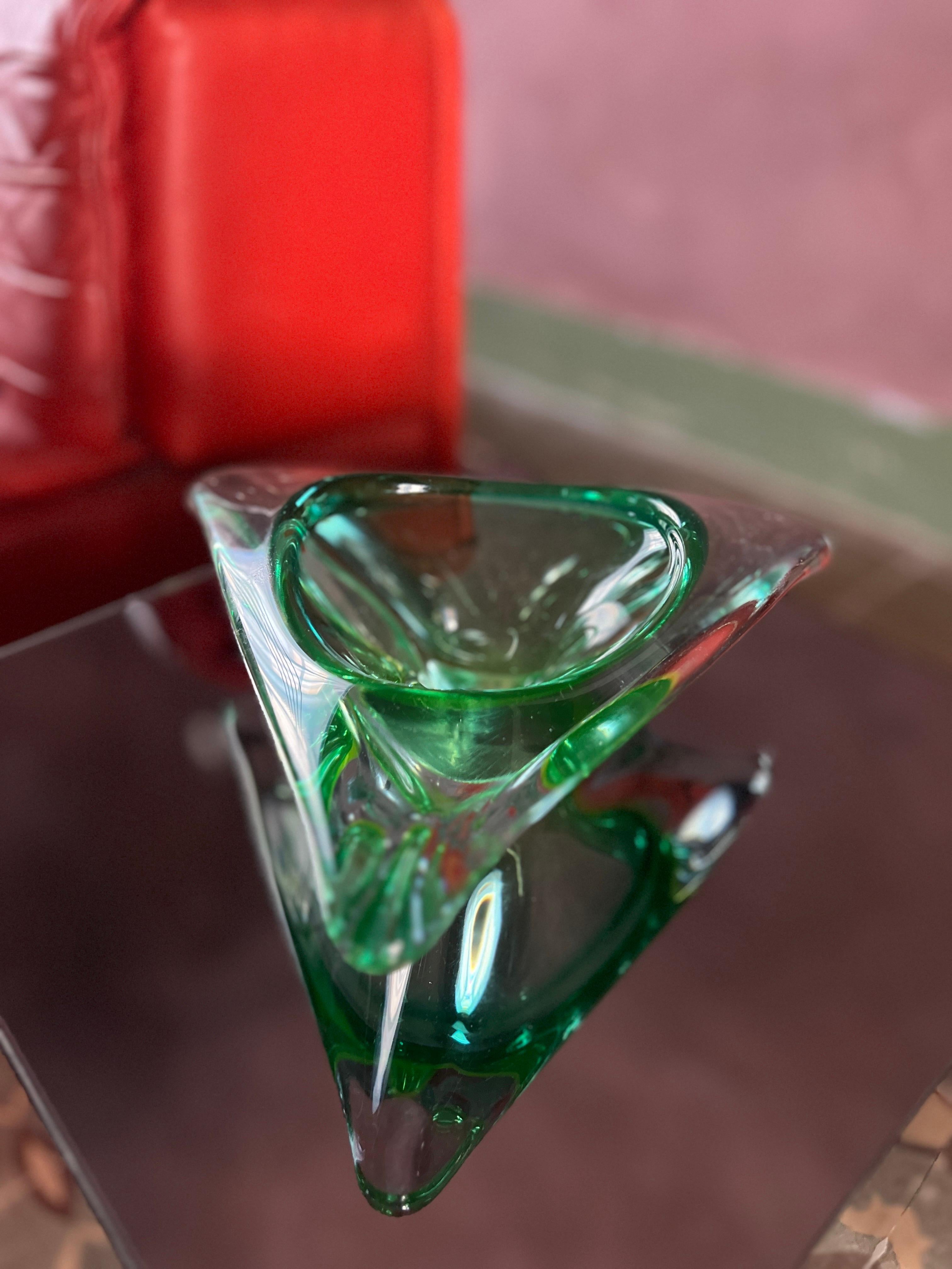 Ein wunderschönes mundgeblasenes Murano-Glas aus den 1970er Jahren in einem tiefen Grasgrün mit dickem, transparentem Glas in der berühmten Sommerso-Technik

Die Form ist eine weiche Dreiecksform mit abgerundeten Kanten, die eine einzigartige