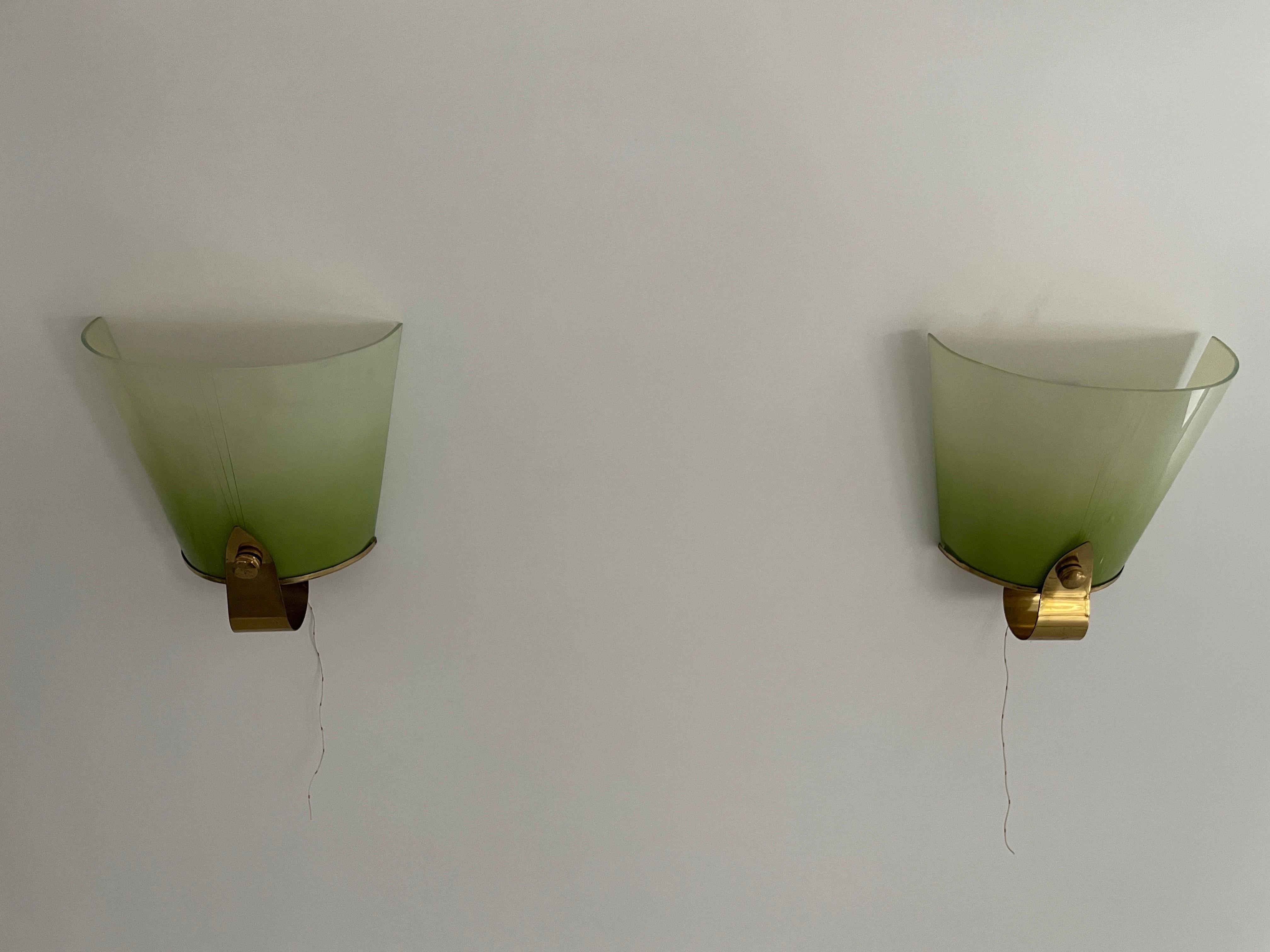 Beautiful Green Glass & Brass Pair of Sconces, 1960s, Germany In Excellent Condition For Sale In Hagenbach, DE