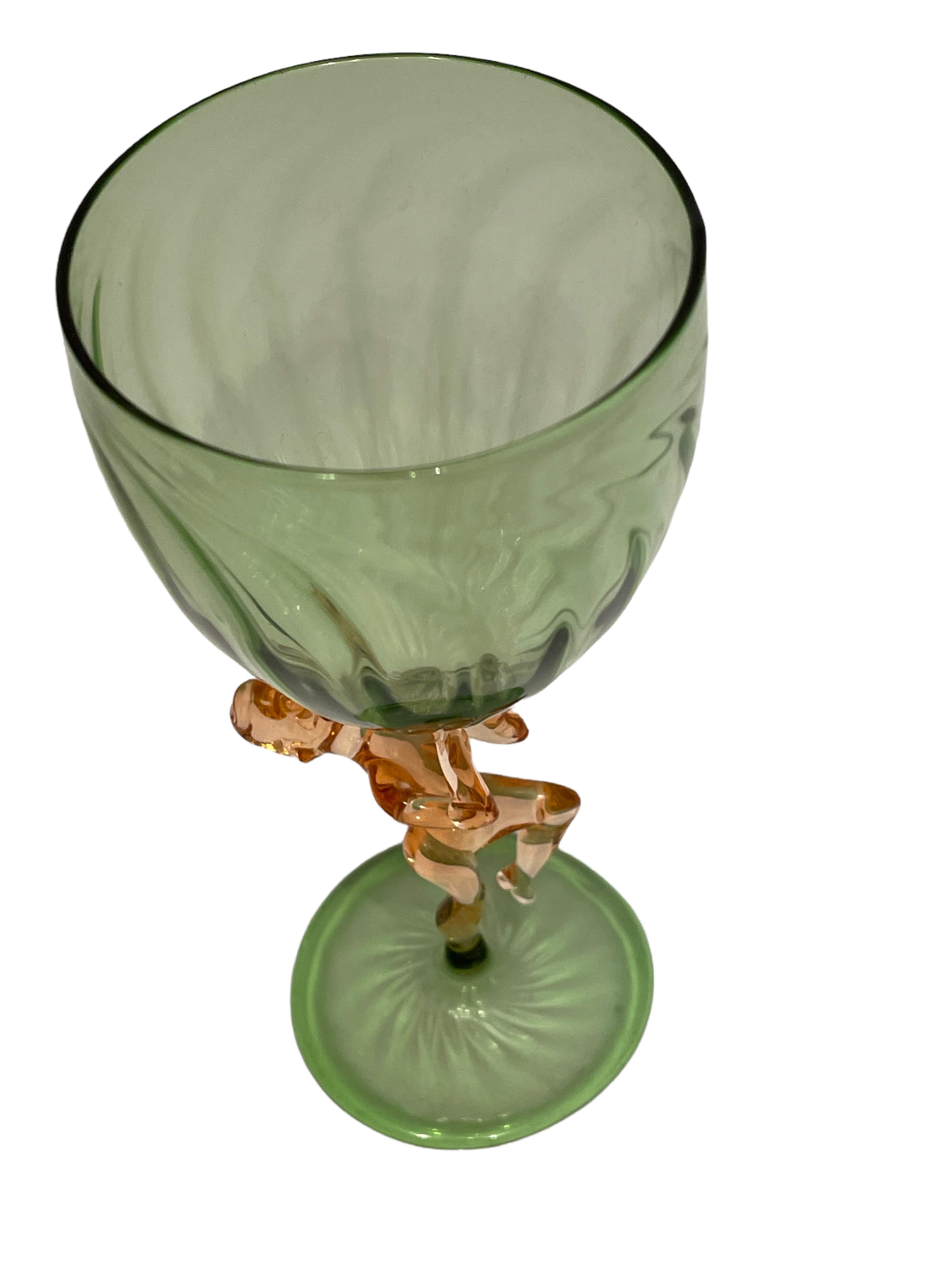 Milieu du XXe siècle Magnifique verre à pied vert, tige de femme nue, verre d'art Bimini Vintage Autriche en vente