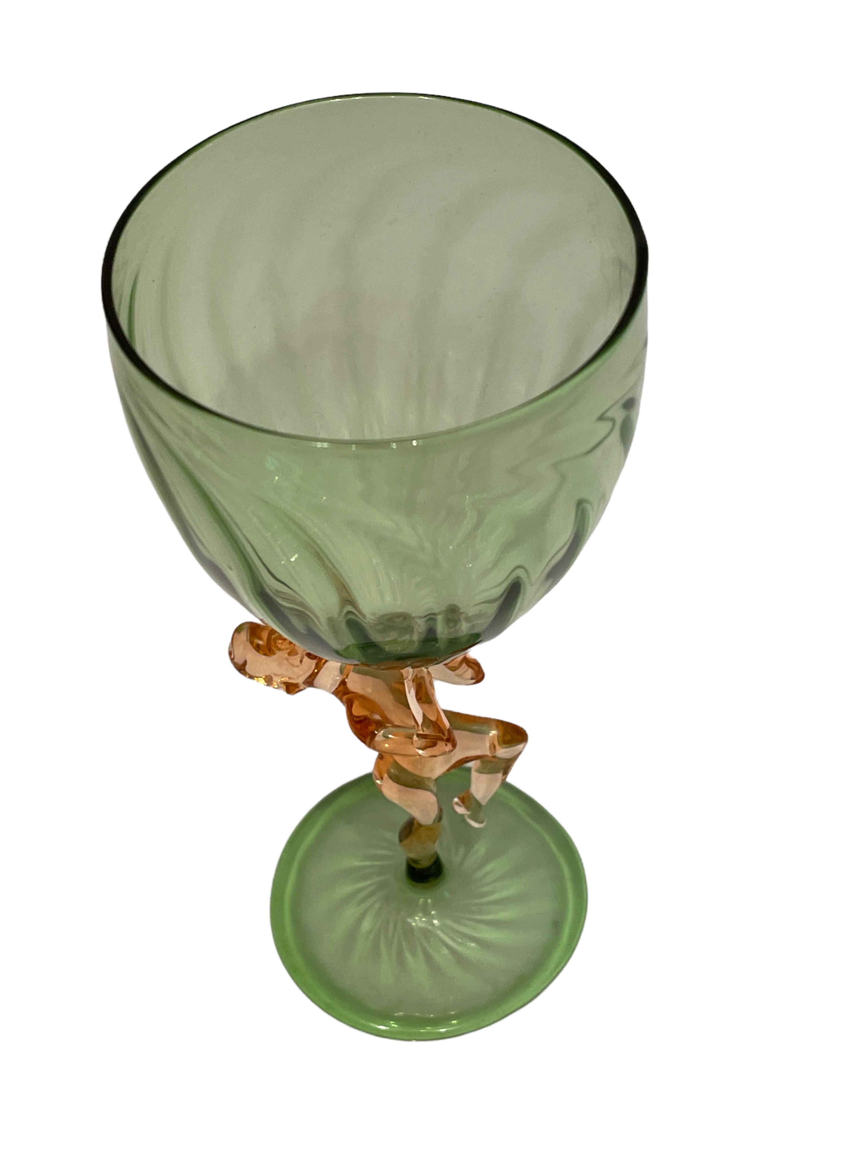 Verre brun Magnifique verre à pied vert, tige de femme nue, verre d'art Bimini Vintage Autriche en vente