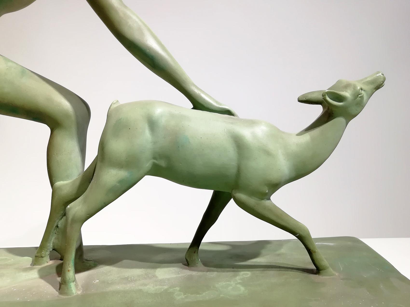 Magnifique sculpture en terre cuite verte signée S.Melanie Greene, circa 1920 Bon état - En vente à Beirut, LB