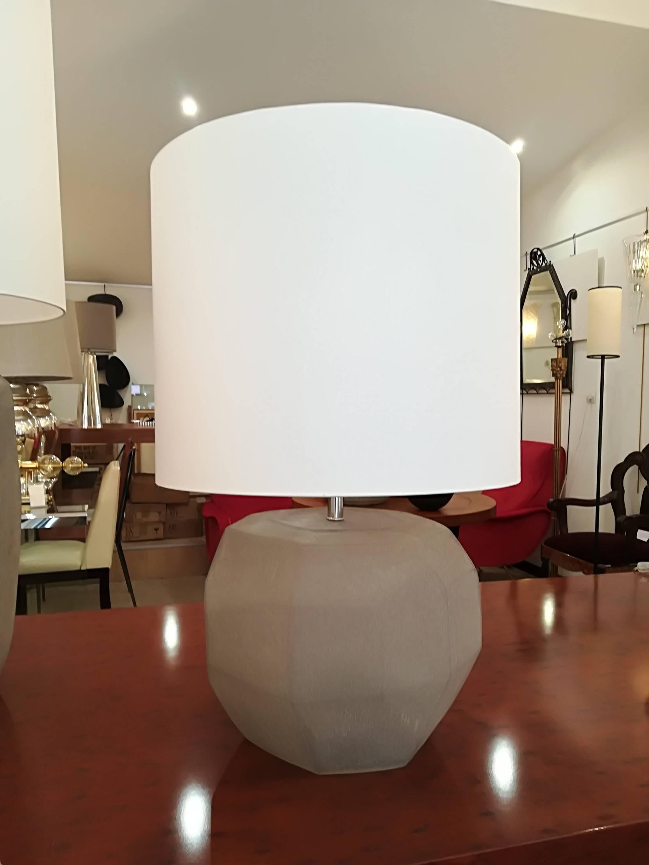 Beautiful grey frosted glass table lamp,
excellent condition, provided with elegant white lampshade
Dim lamp stand only: 42cm.