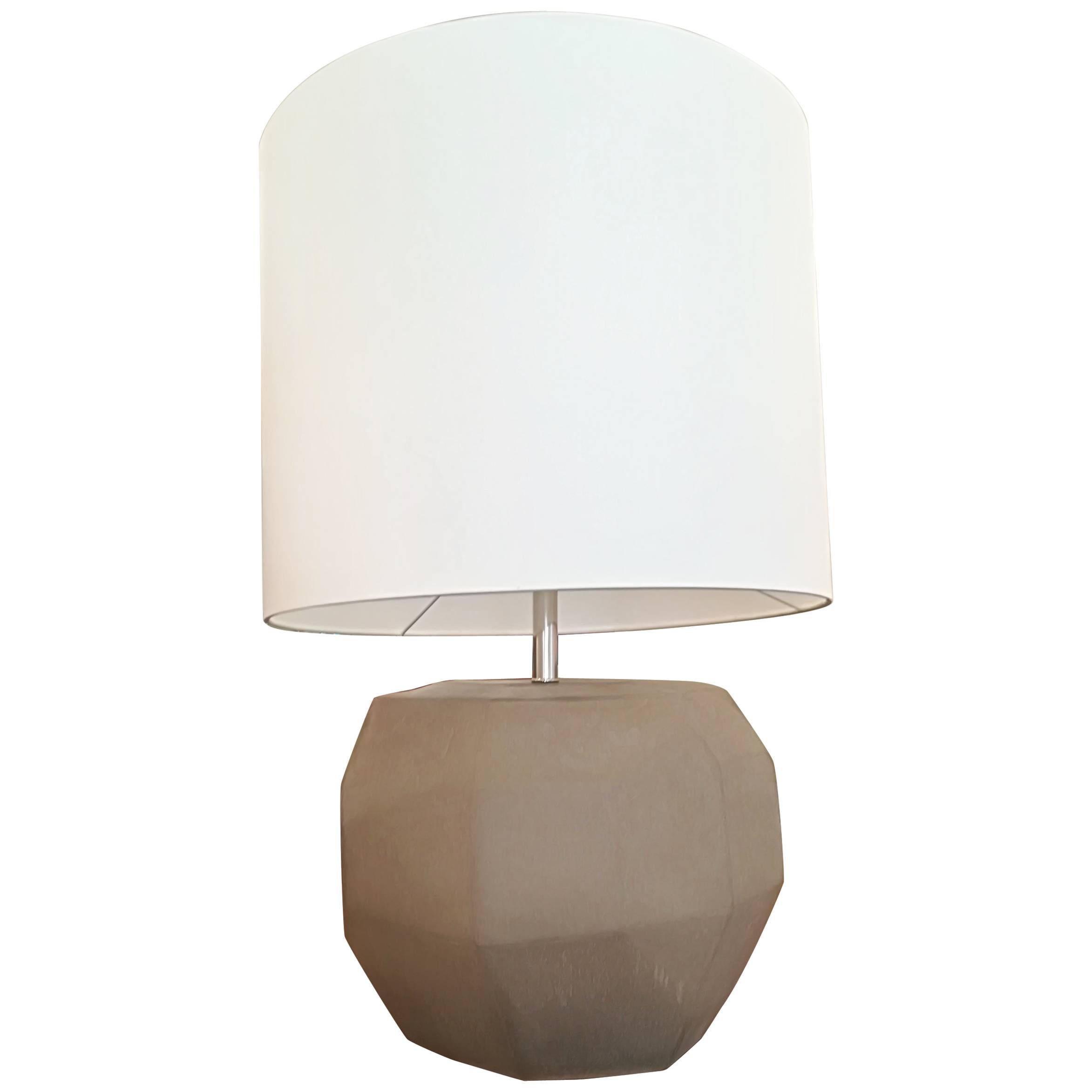 Preciosa lámpara de mesa de vidrio esmerilado gris en venta