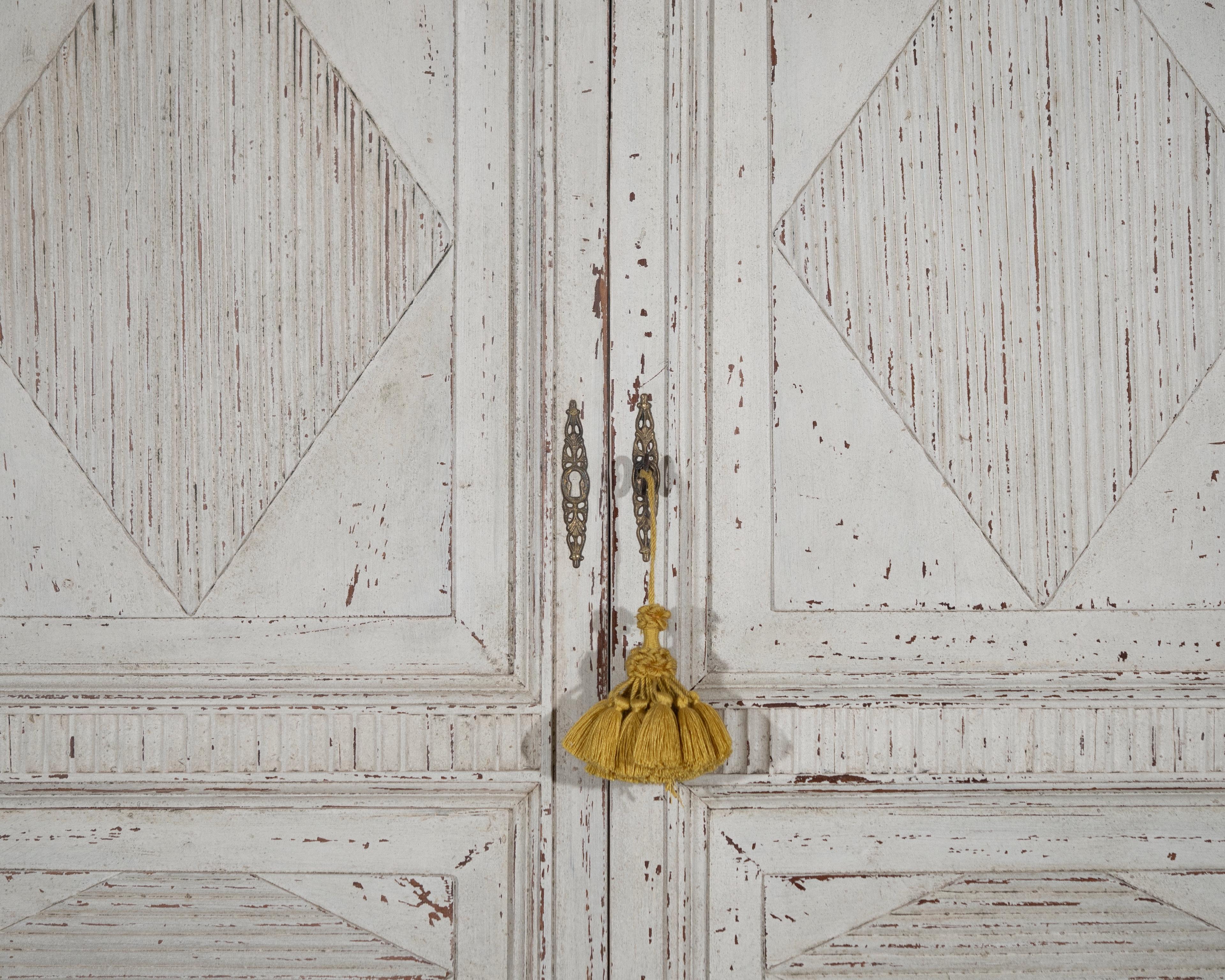 Bois Magnifique armoire de style gustavien, datant d'environ 100 ans. en vente