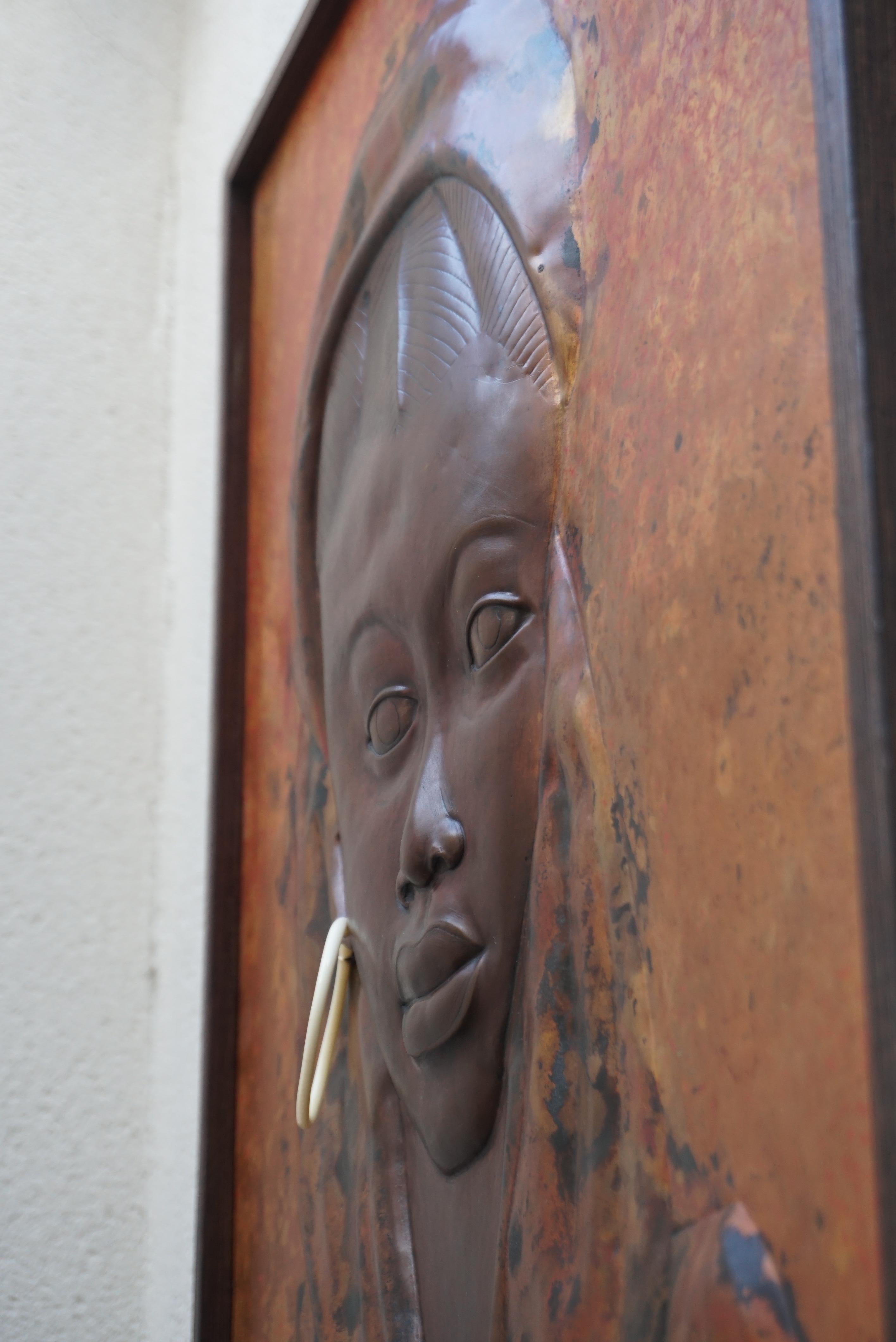 Bellissimo bassorilievo in rame martellato di una donna africana in vendita 1