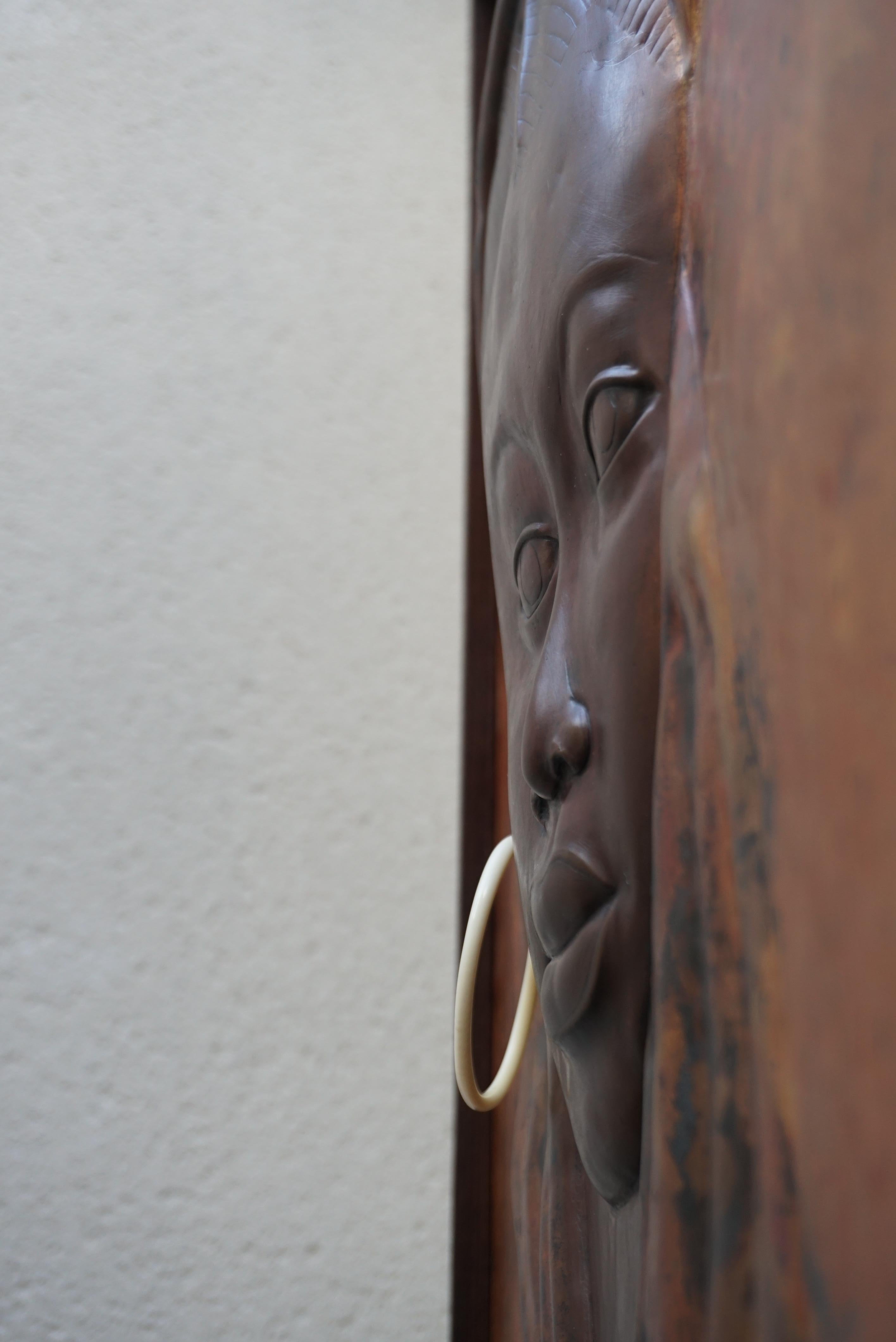 Bellissimo bassorilievo in rame martellato di una donna africana in vendita 2