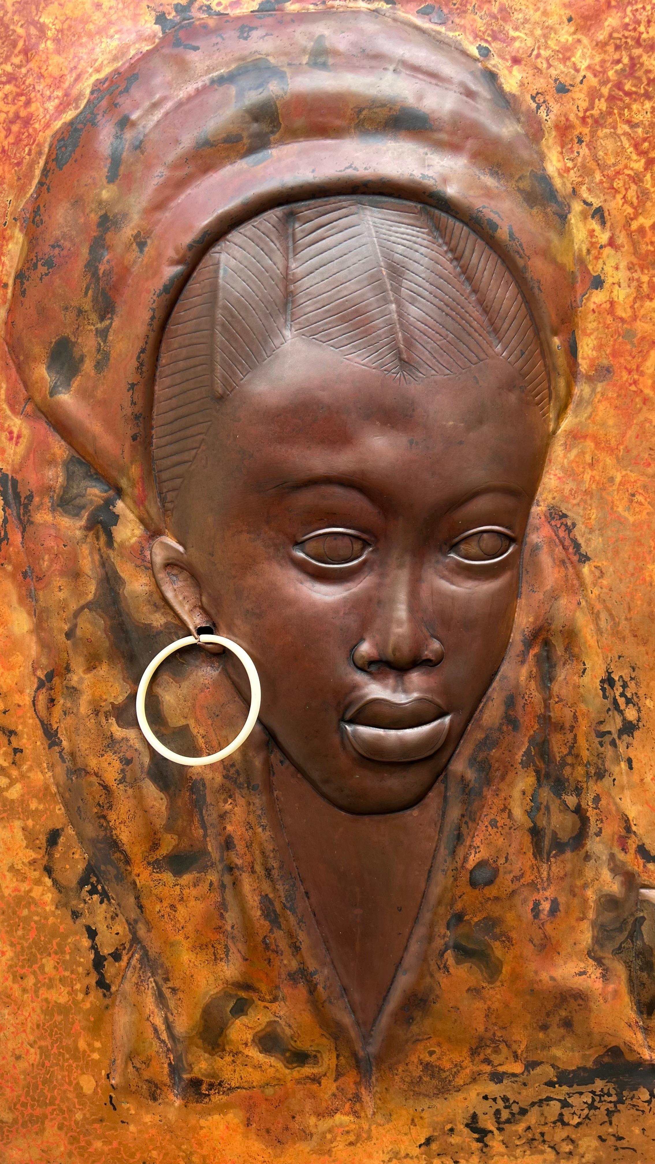 Bellissimo bassorilievo in rame martellato di una donna africana in vendita 5