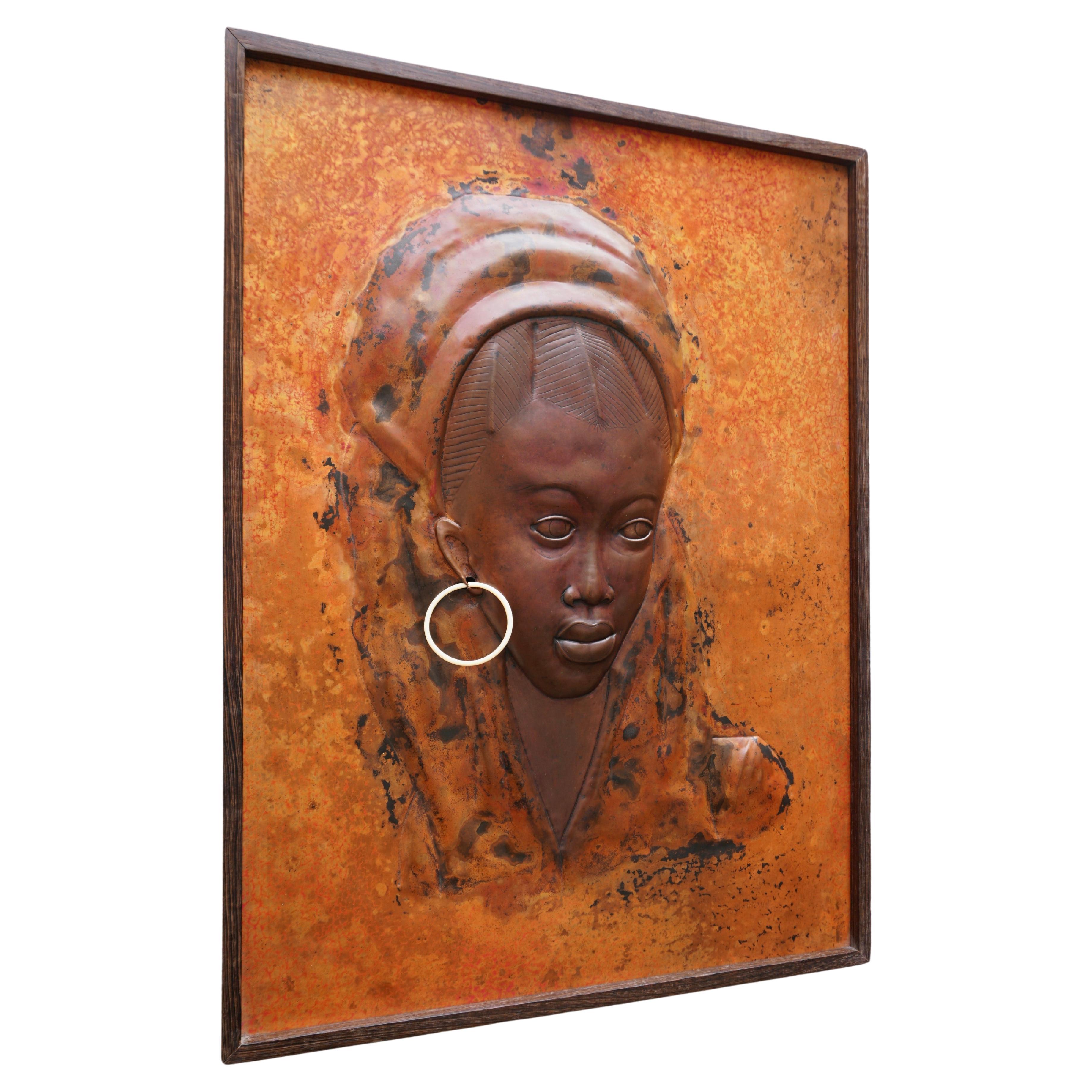 Bellissimo bassorilievo in rame martellato di una donna africana

Questo capolavoro del 1981, firmato dal famoso artista congolese M. Wangala, è un'aggiunta unica a qualsiasi collezione d'arte. Si tratta di un bellissimo bassorilievo in rame