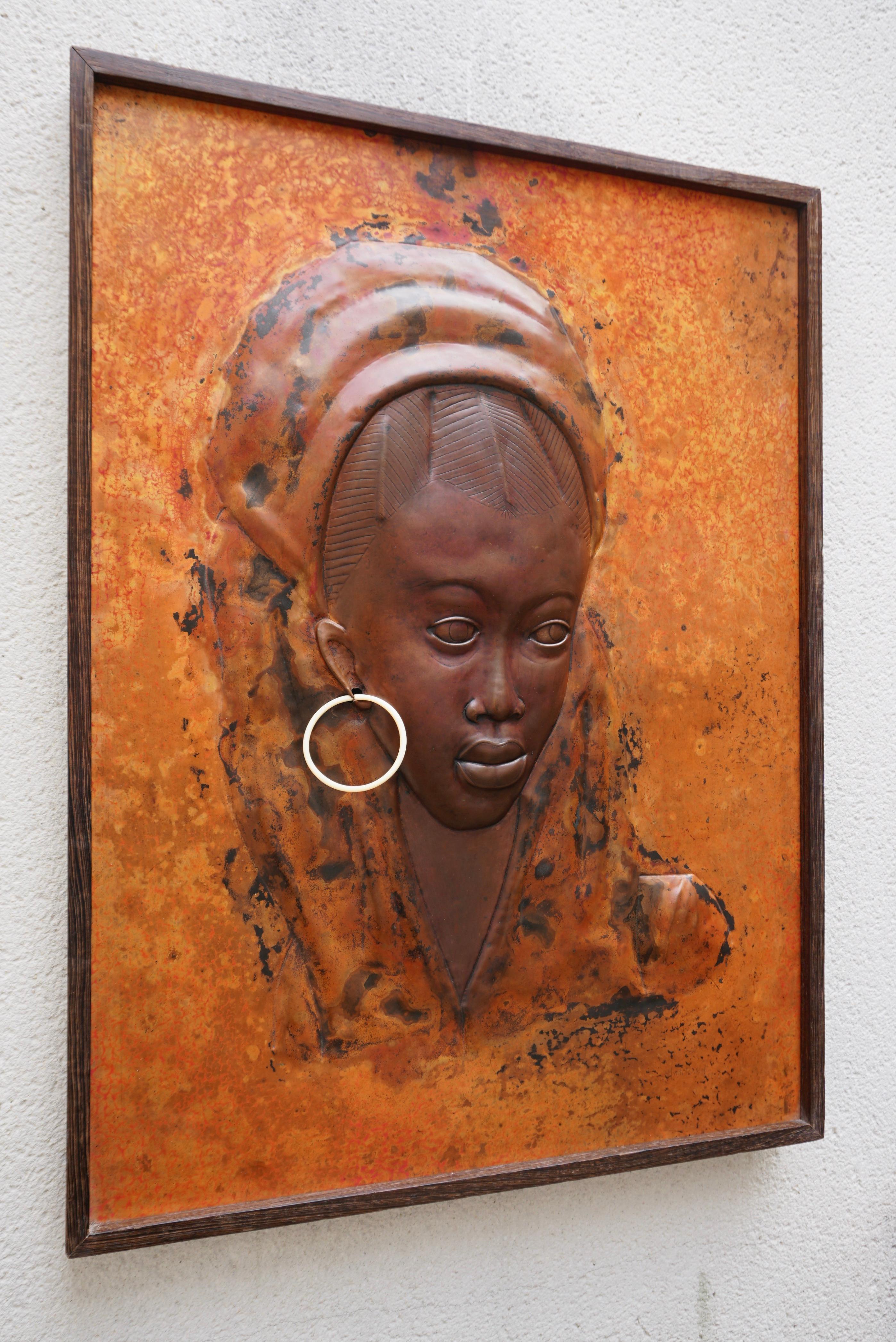 Mid-Century moderno Bellissimo bassorilievo in rame martellato di una donna africana in vendita
