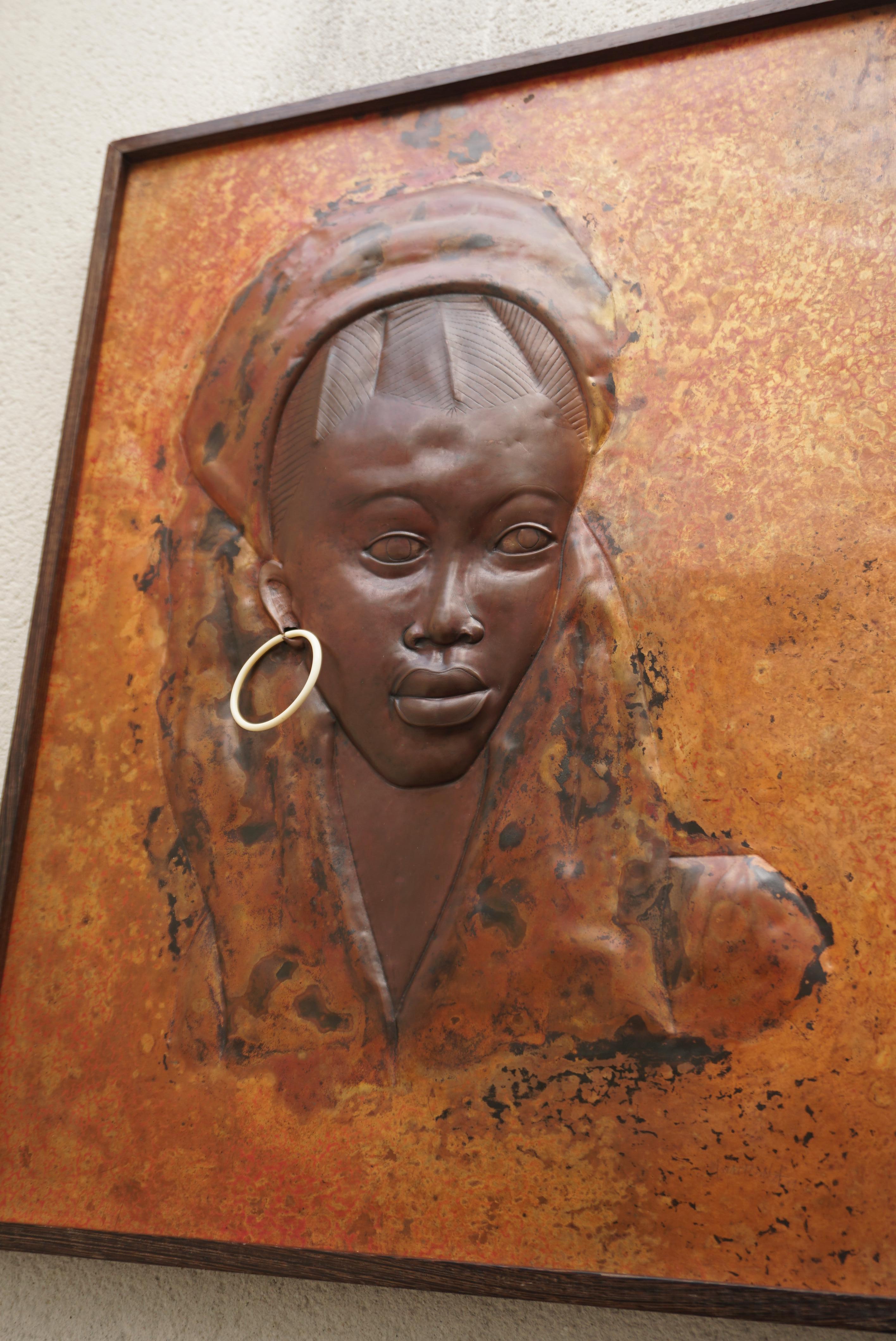 Martellato Bellissimo bassorilievo in rame martellato di una donna africana in vendita
