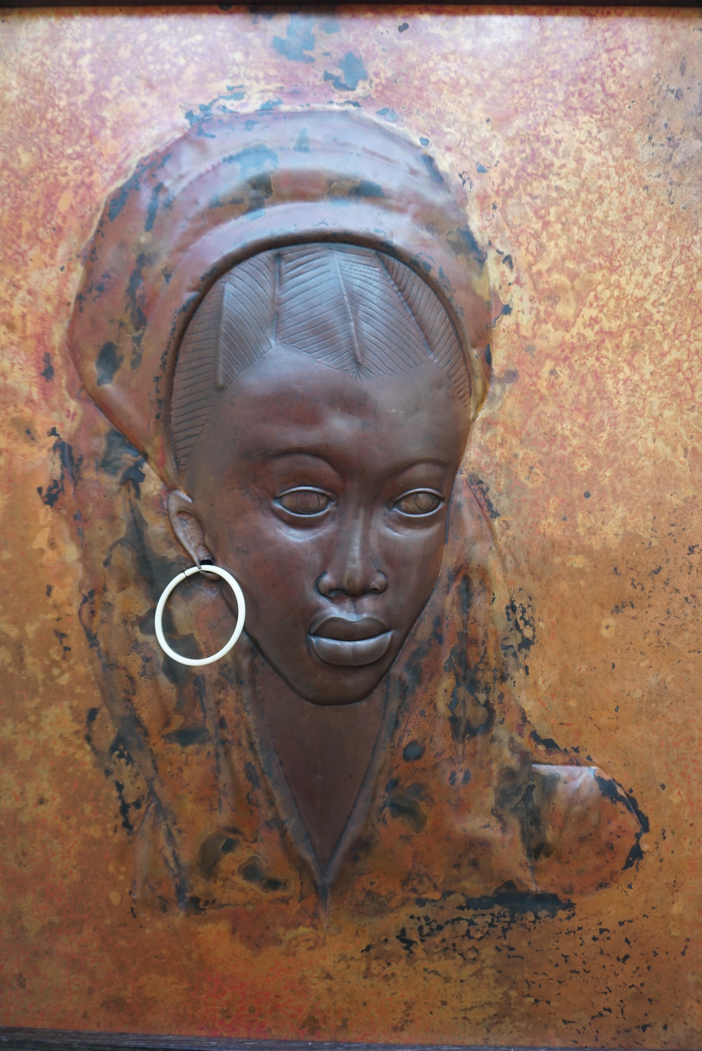 Rame Bellissimo bassorilievo in rame martellato di una donna africana in vendita