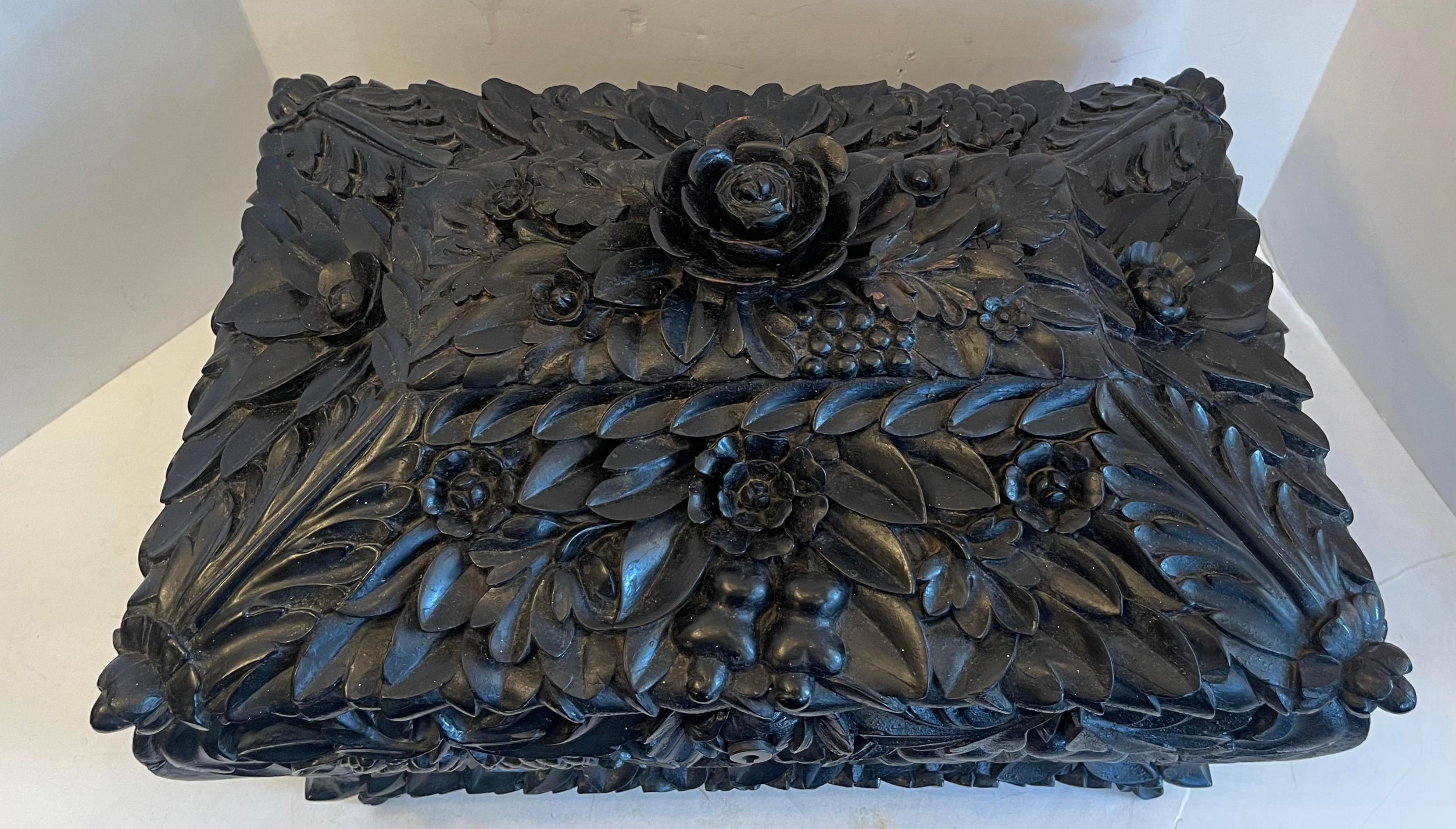 Beautiful Hand-Carved 19th Century Esthetic Black Forest Walnut Rare Humidor Box In Good Condition In Roslyn, NY