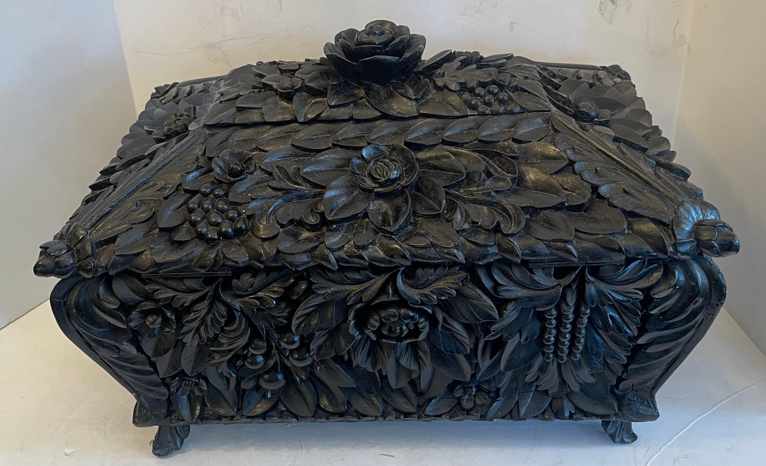 Beautiful Hand-Carved 19th Century Esthetic Black Forest Walnut Rare Humidor Box 3