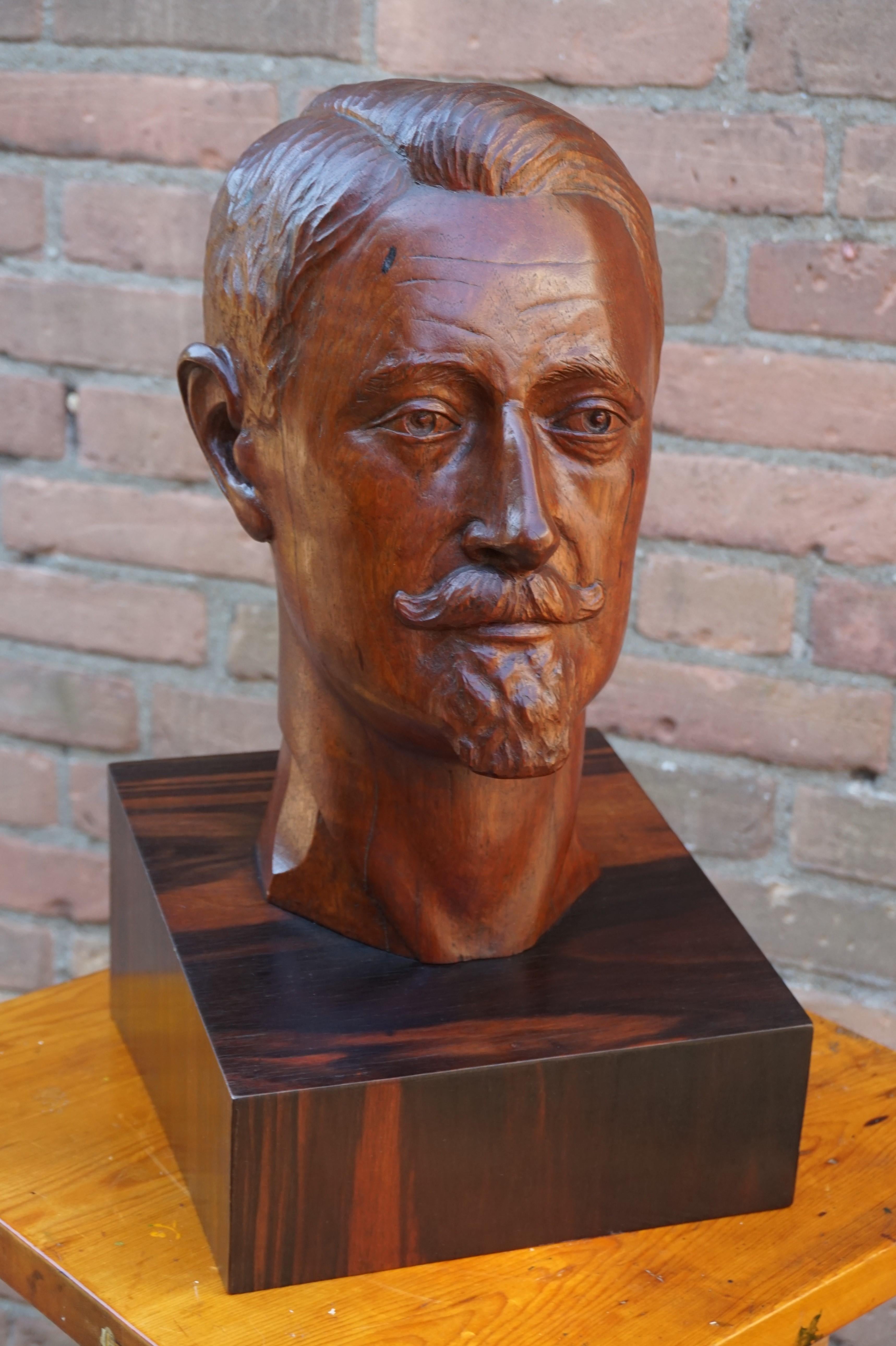 Solid teakwood bust of an attractive and clean cut gentleman on a coromandel base.

Christiaan Nicolaas Everhardus (Chris) de Moor (Rotterdam, 1899 - Amsterdam, 1981) was a Dutch artist and designer. Creating everything from wall tapestry, stained