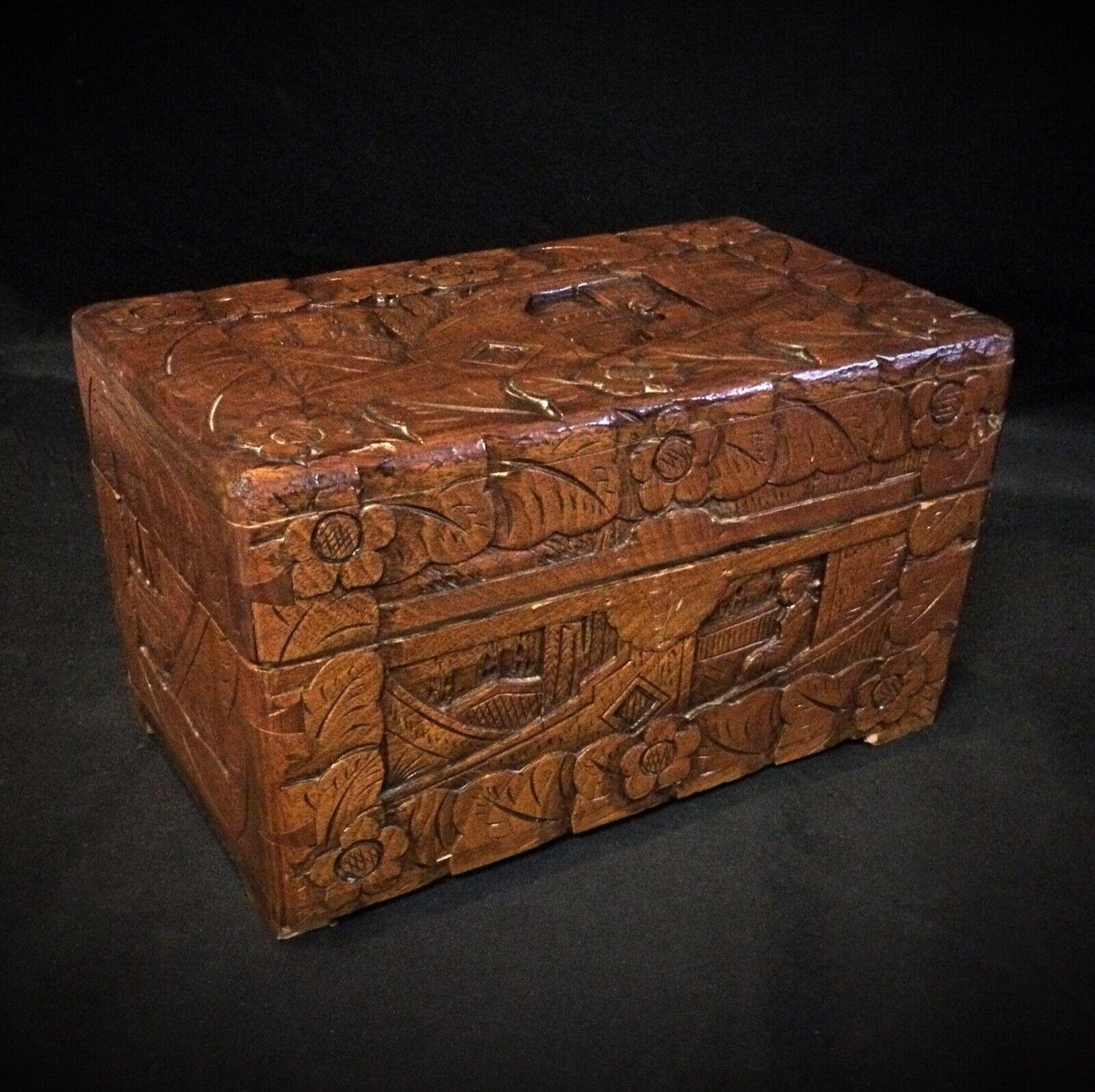 Cette boîte de rangement ou à bijoux exquise présente des détails en bas-relief sculptés à la main, témoignant d'un savoir-faire artisanal. Avec sa taille généreuse et son design élégant, cette pièce est parfaite pour ranger vos objets de valeur ou