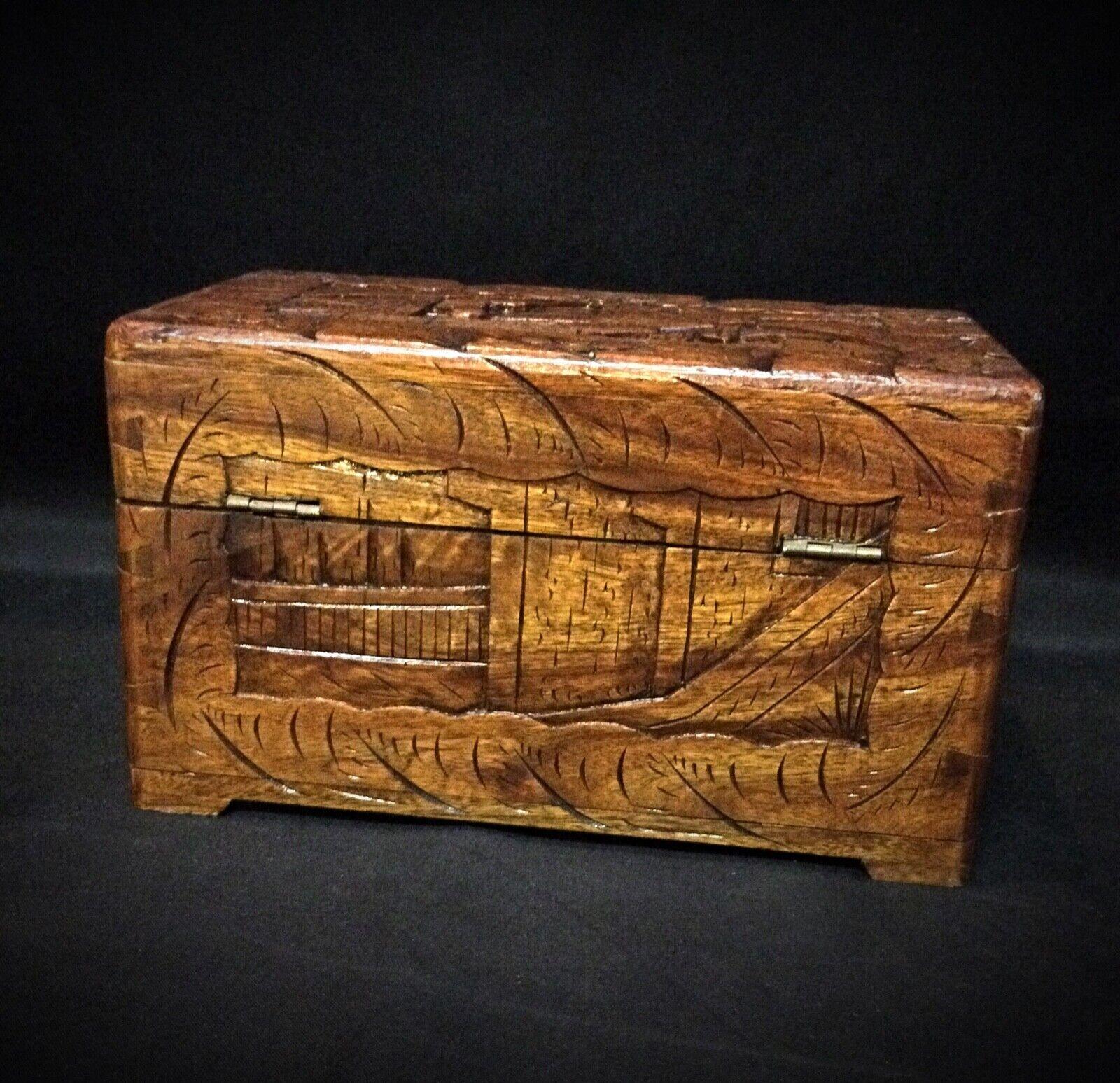 Empire Magnifique boîte de rangement ou boîte à bijoux en bas-relief sculptée à la main - 2Y51 en vente