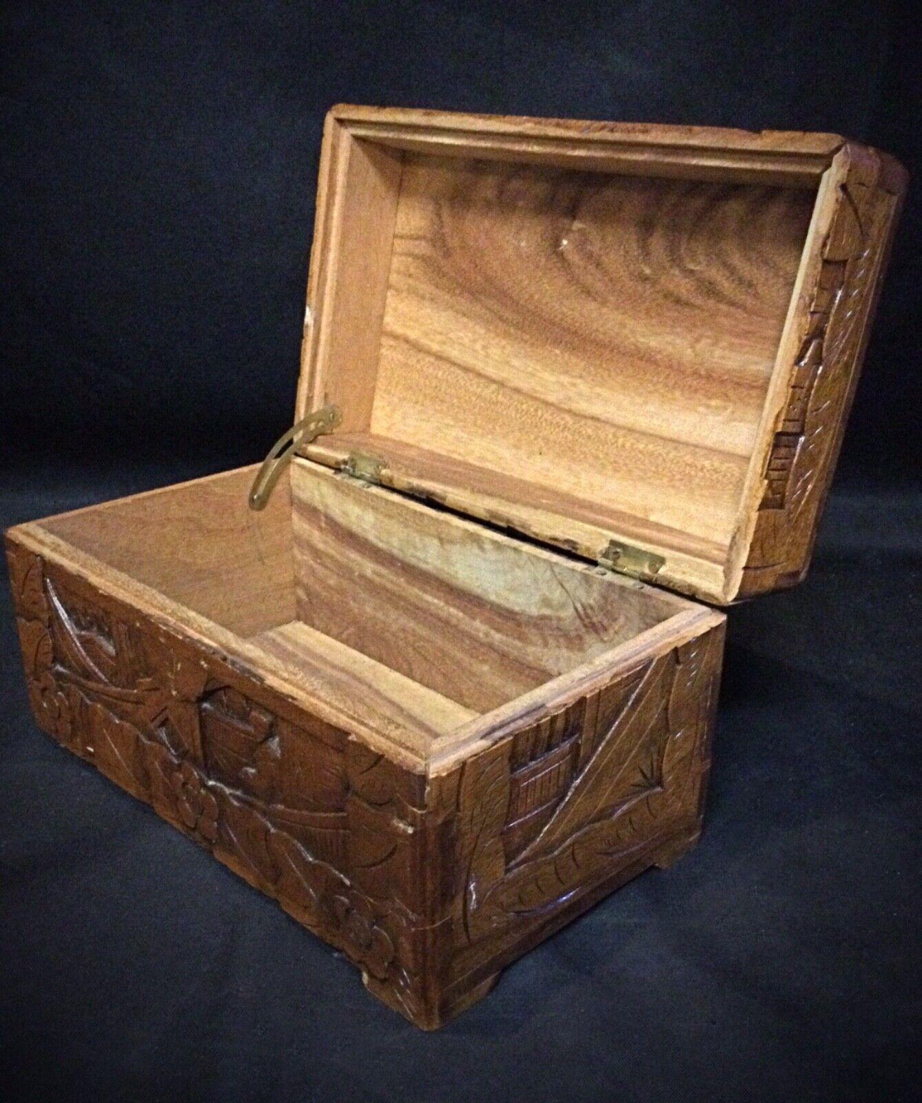 Magnifique boîte de rangement ou boîte à bijoux en bas-relief sculptée à la main - 2Y51 Bon état - En vente à Bordeaux, FR