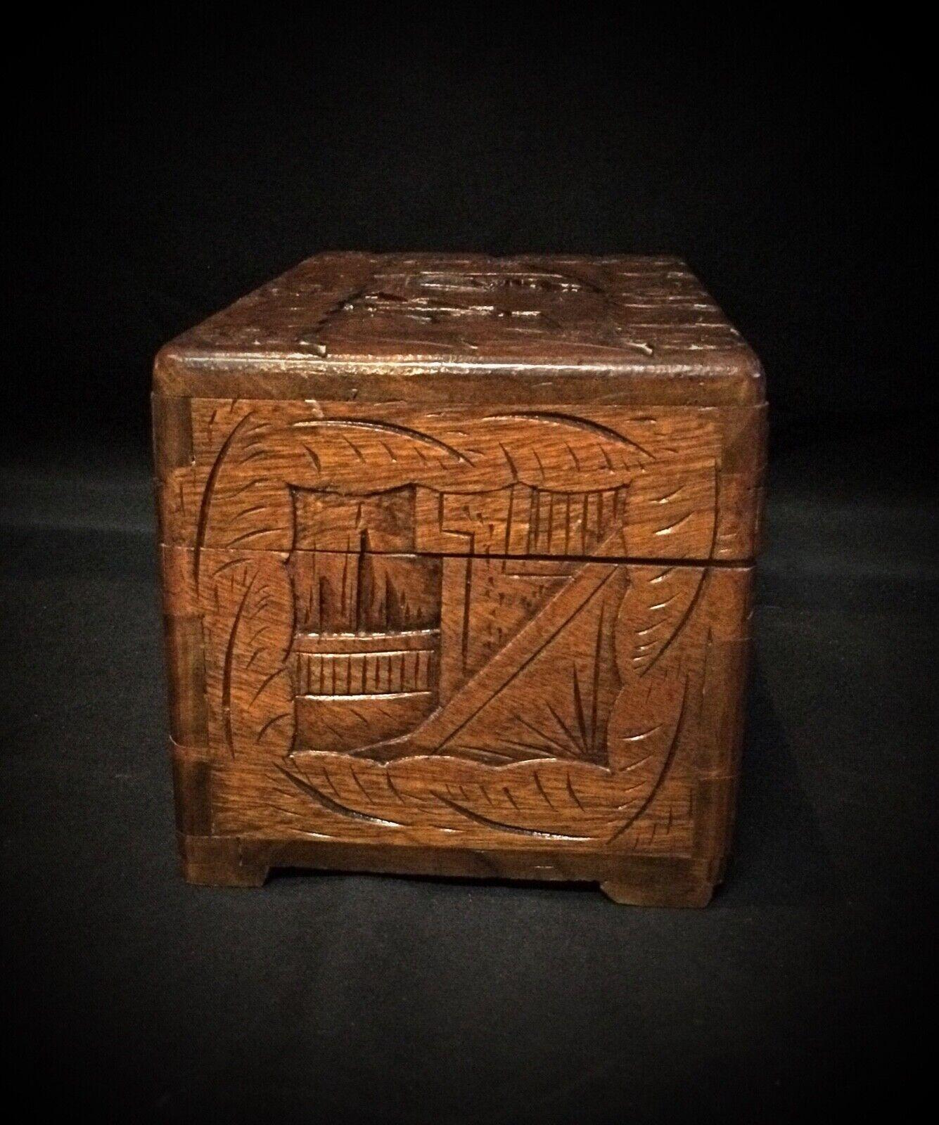 20ième siècle Magnifique boîte de rangement ou boîte à bijoux en bas-relief sculptée à la main - 2Y51 en vente