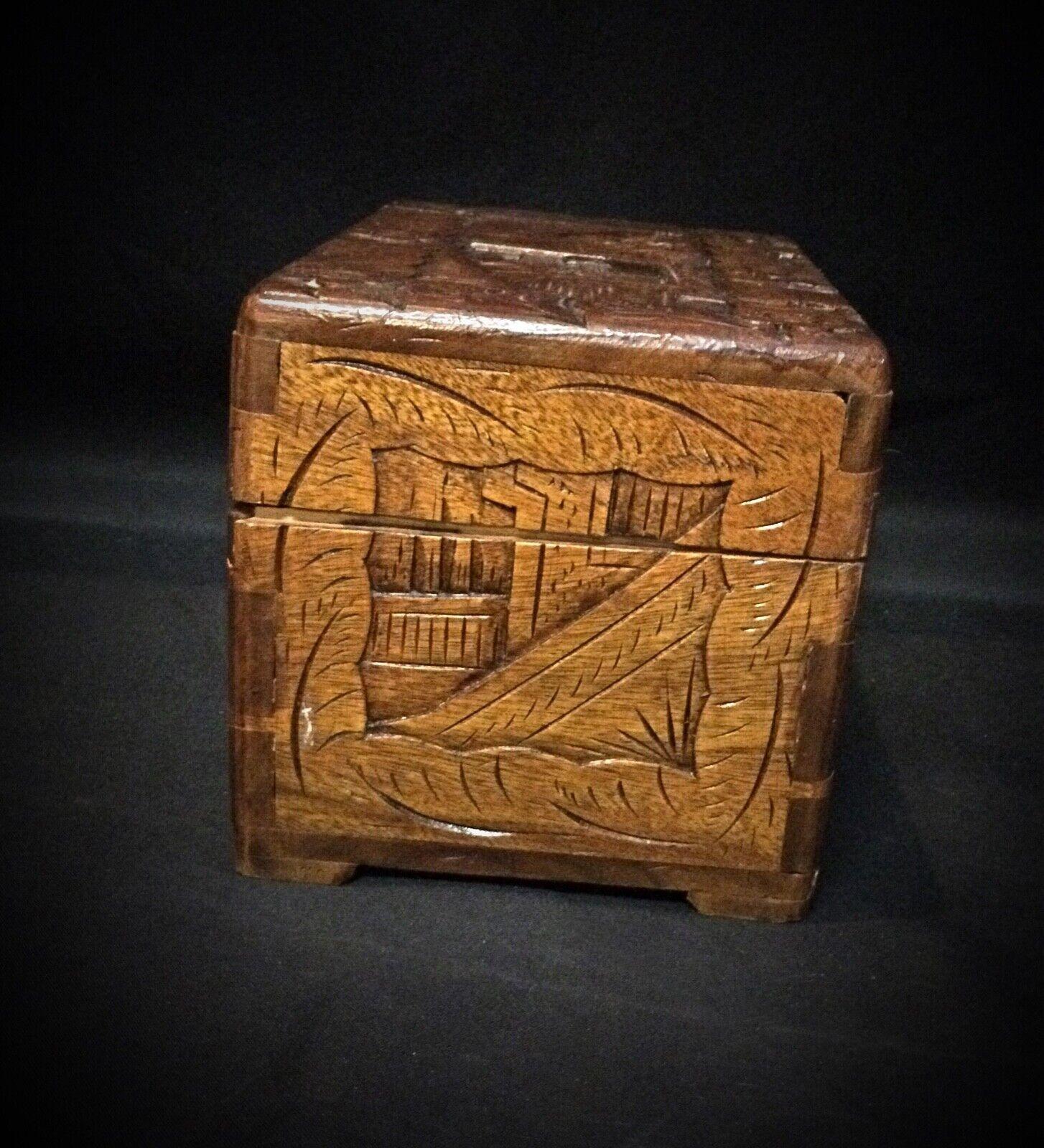 Bois Magnifique boîte de rangement ou boîte à bijoux en bas-relief sculptée à la main - 2Y51 en vente