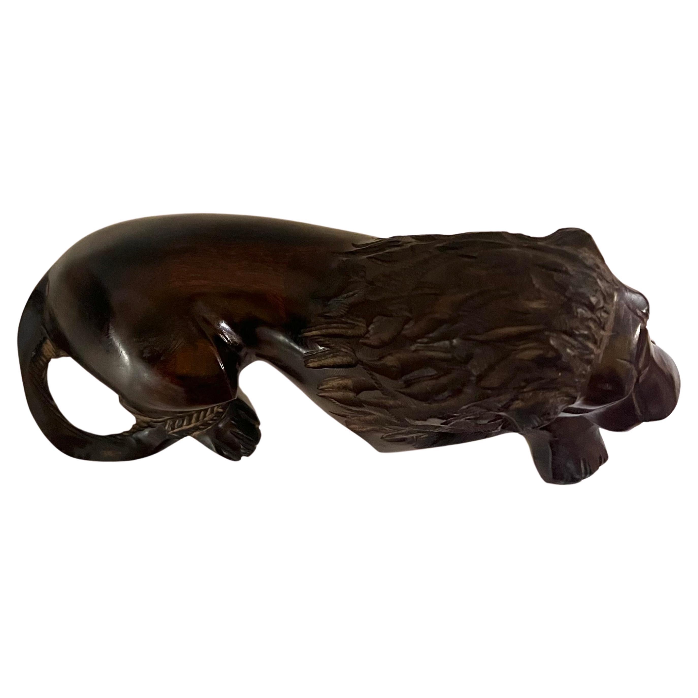 Schöne handgeschnitzte excotische Löwen-Skulptur aus Eisenholz (Hollywood Regency)