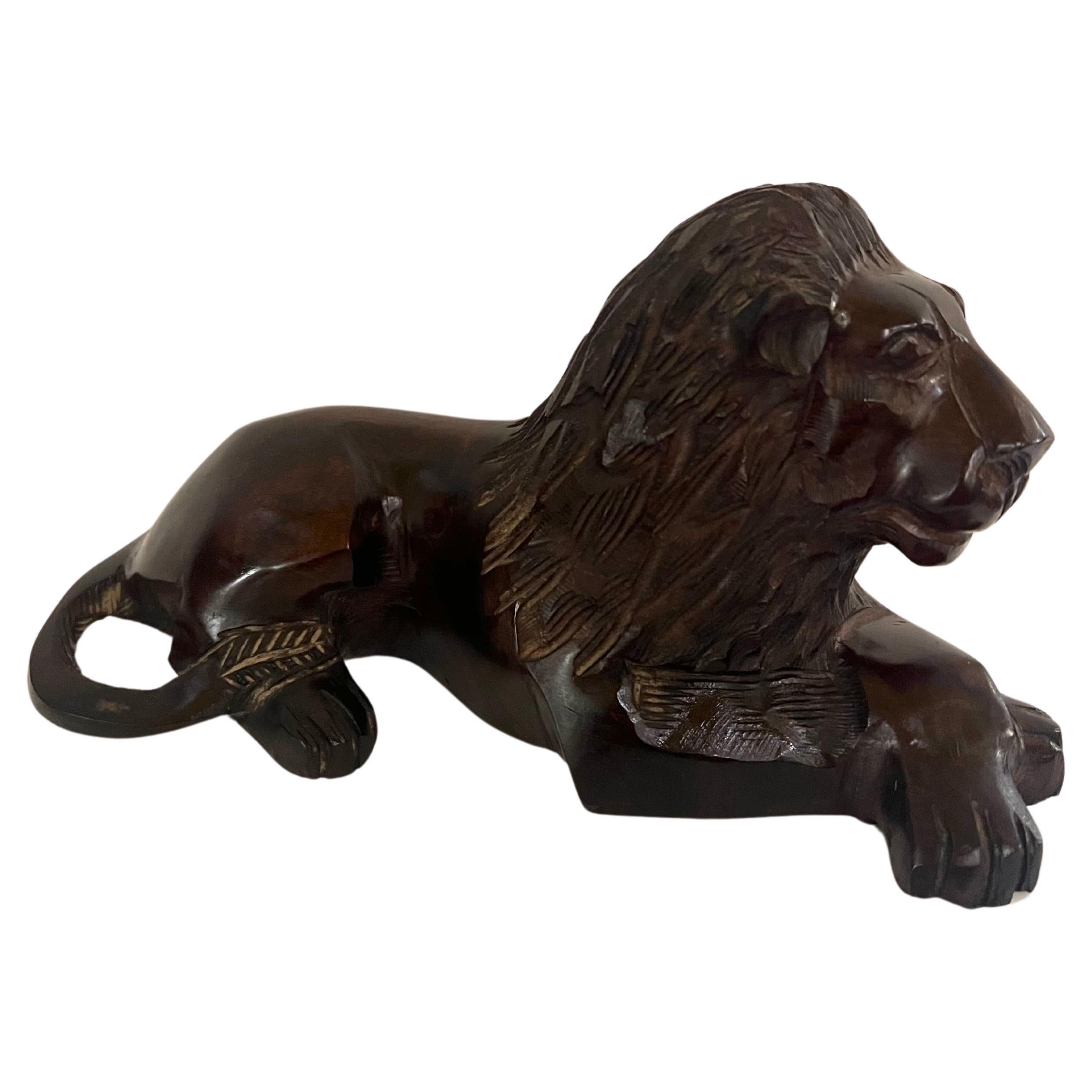 Schöne handgeschnitzte excotische Löwen-Skulptur aus Eisenholz (20. Jahrhundert)