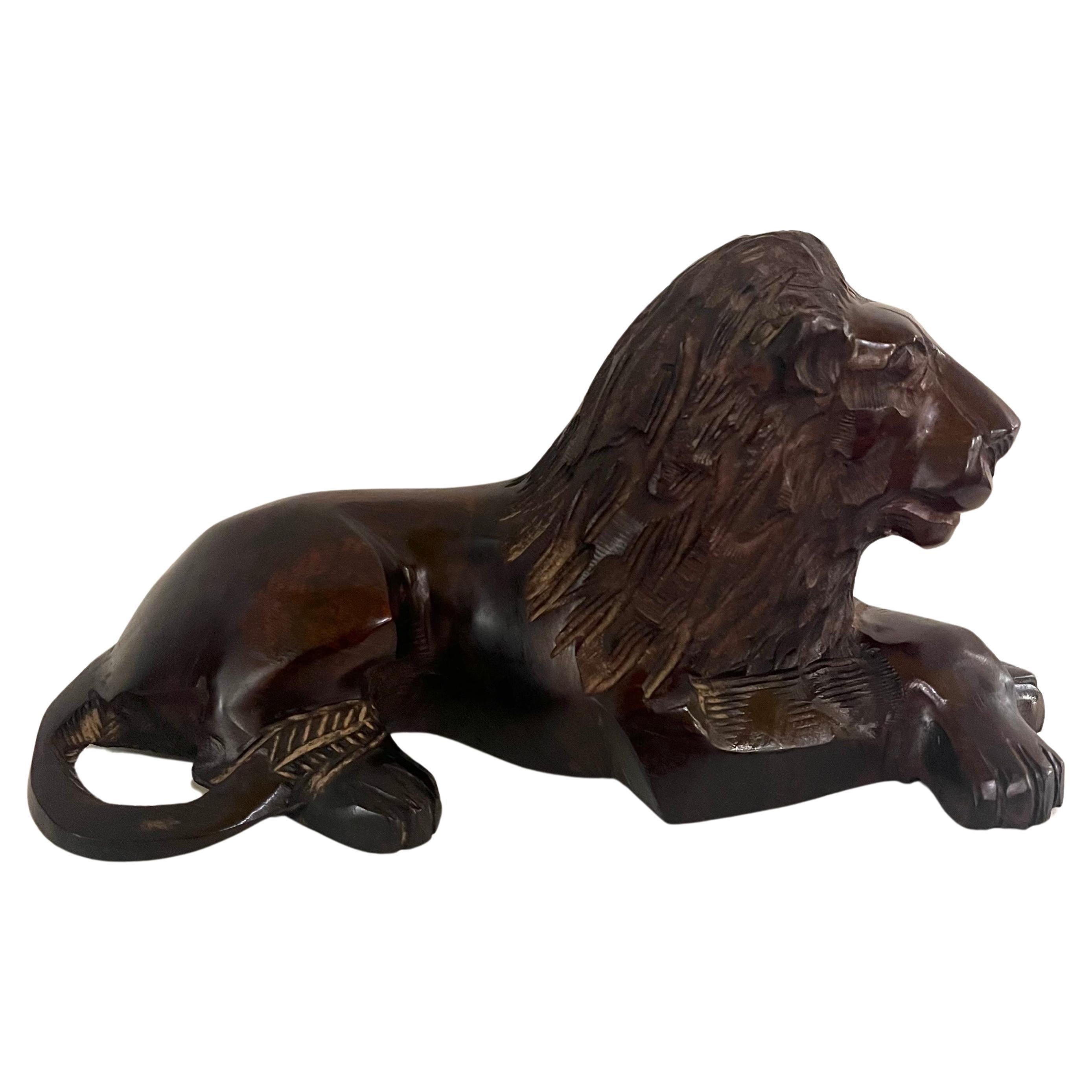 Magnifique sculpture de lion en bois de fer excotique sculptée à la main