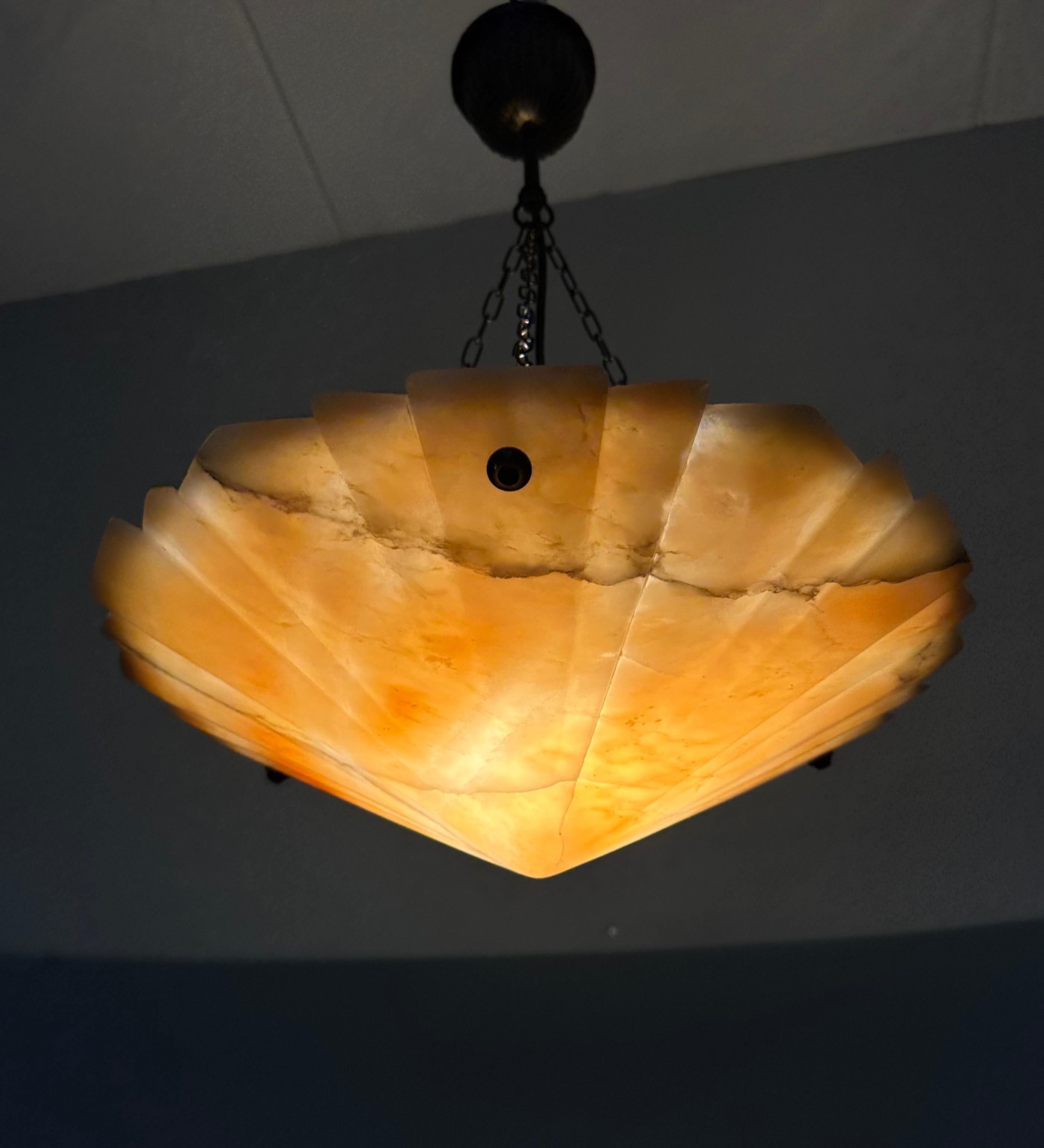 Bellissimo ciondolo in alabastro con design geometrico Art Carved intagliato a mano, montaggio ad incasso in vendita 2